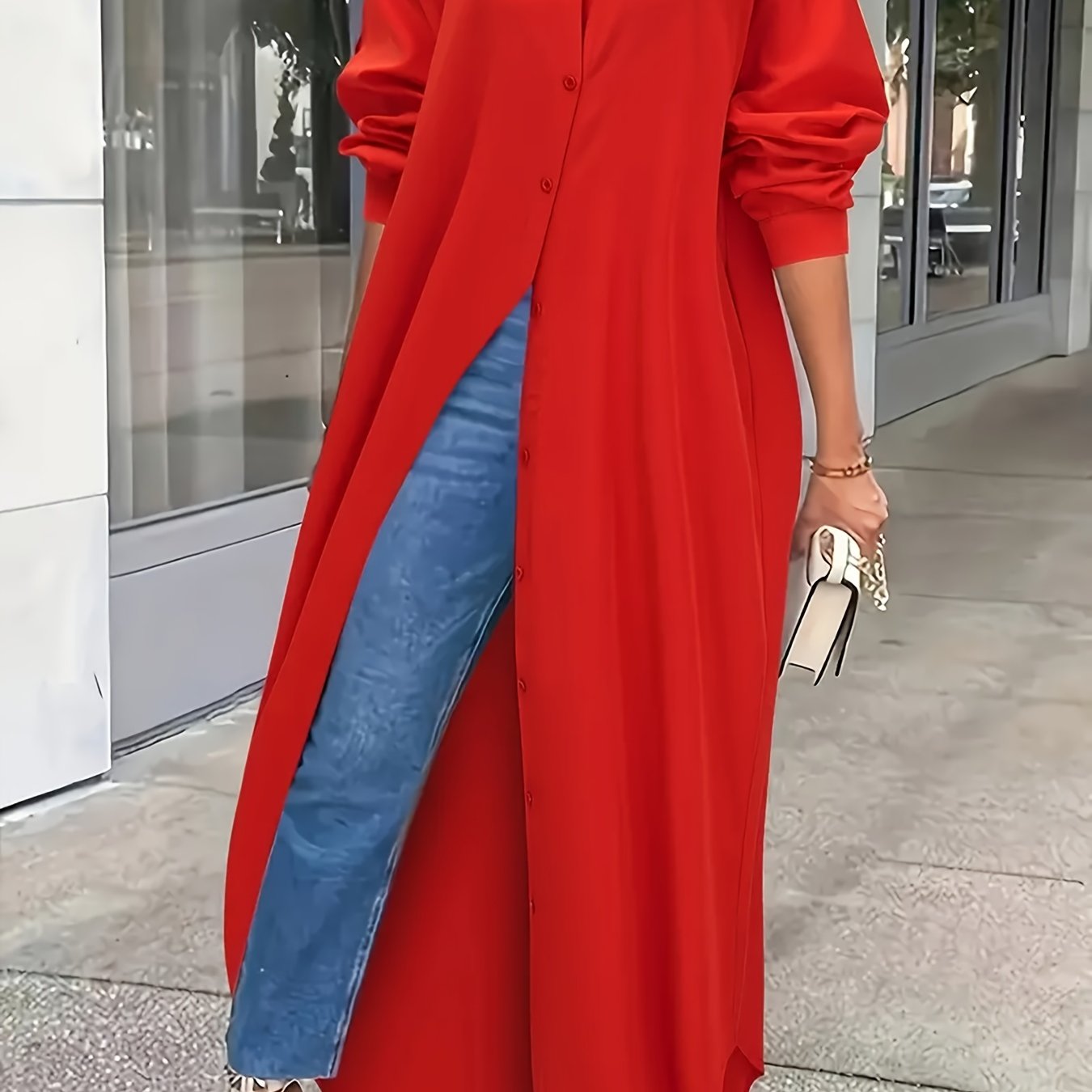 Ayollar uchun tugmachali old qismi bilan bir rangda, zamonaviy uzun plus o'lchamdagi ko'ylak.