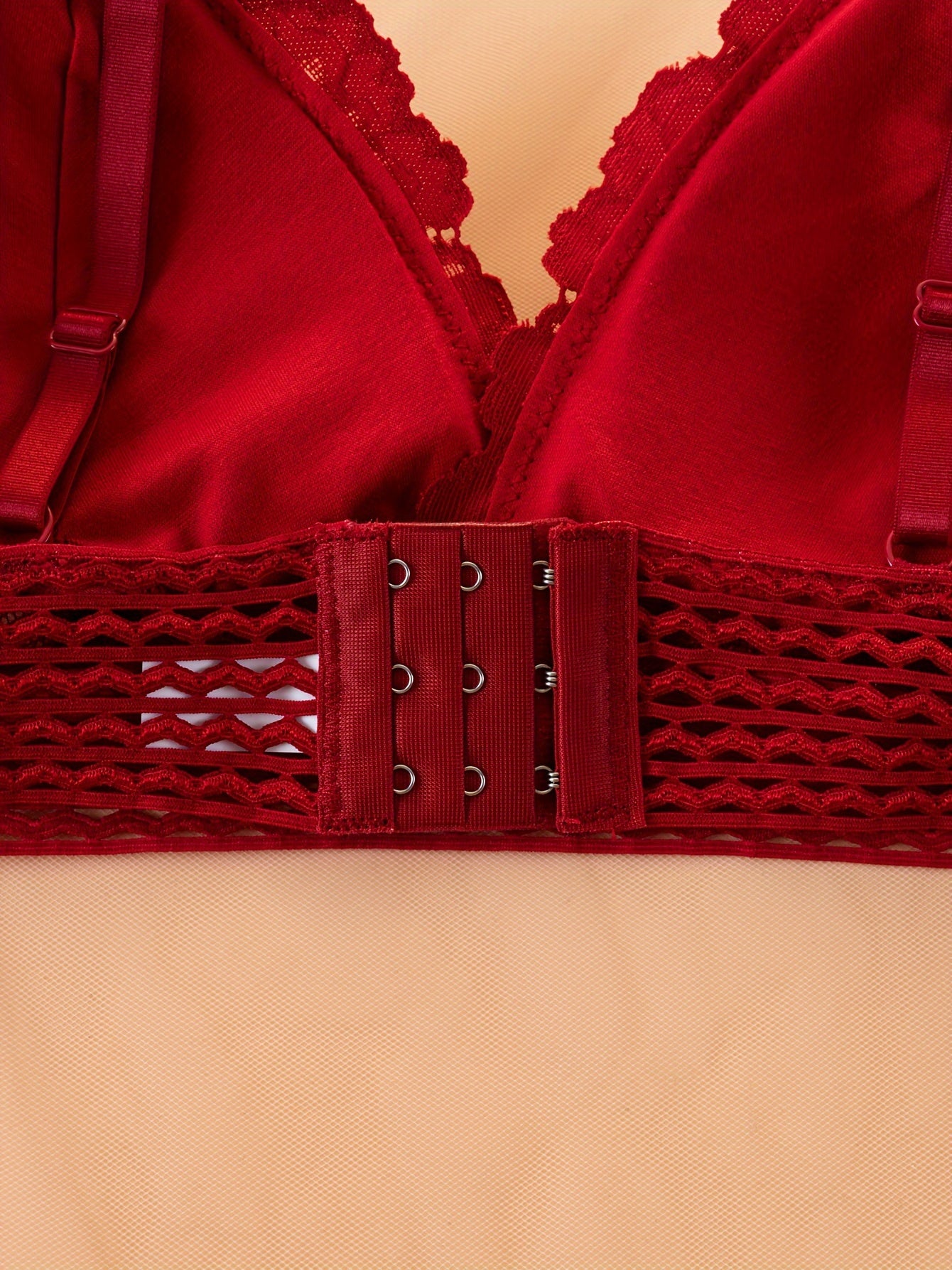 Элегантный комплект бюстгальтера и трусиков из кружева, удобный безкаркасный дизайн с тонкими бретельками и бантиками. Женское нижнее белье и комплект из 3-х предметов.