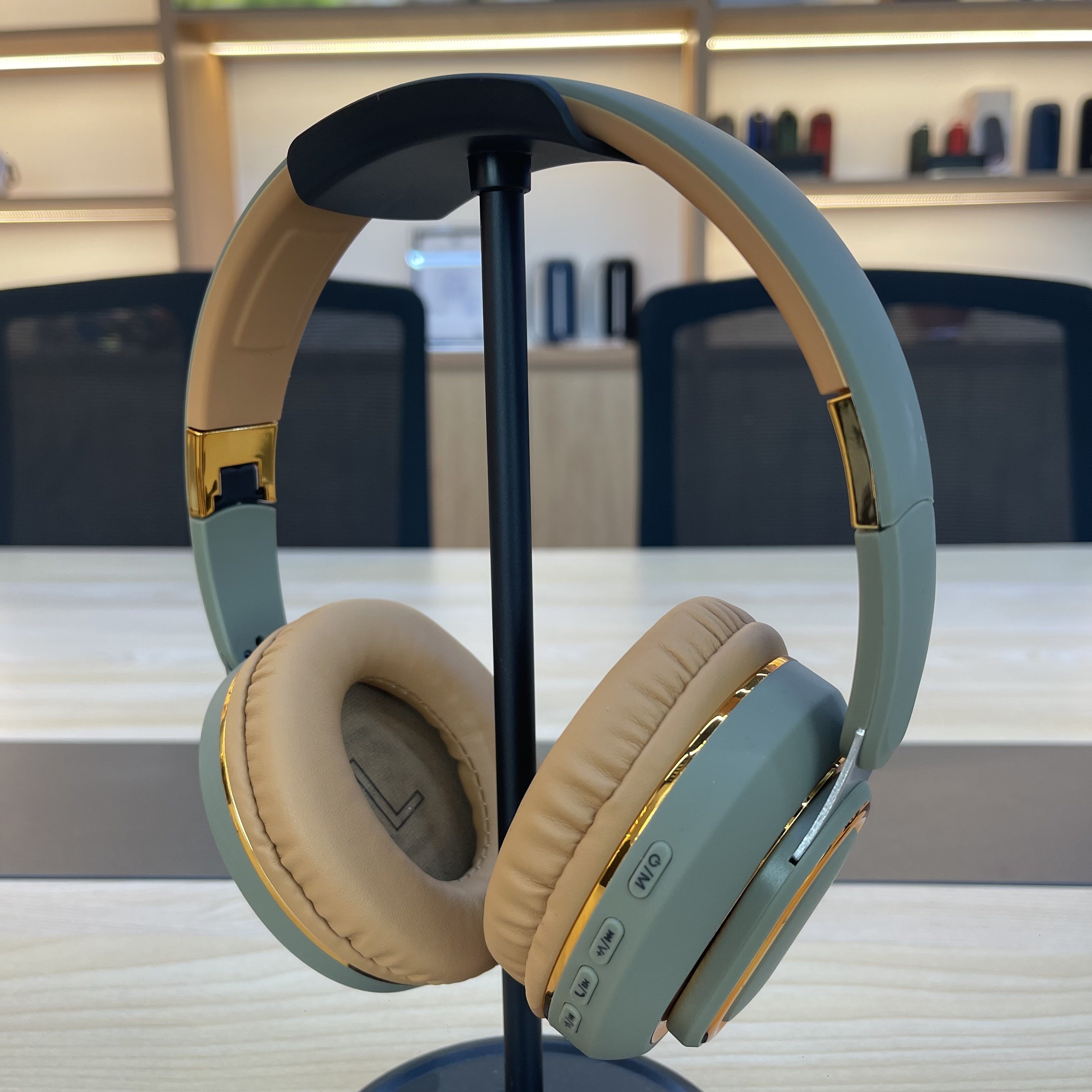 Auriculares inalámbricos con aislamiento de sonido, batería recargable, 16H de duración, micrófono, control de volumen, plegables para ejercicio, juegos y grabación