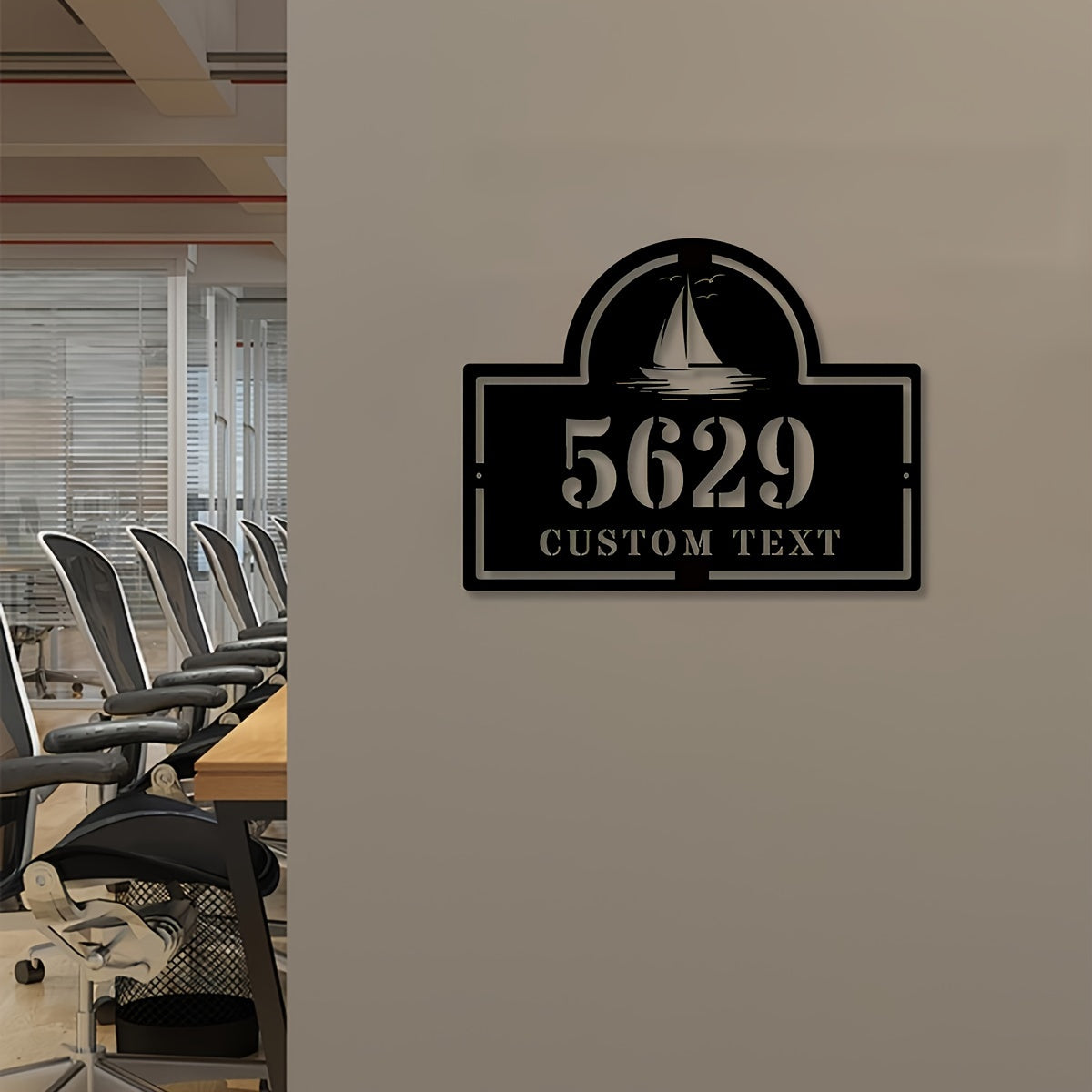 Maxsus metall uy raqami plakati va ko‘cha nomi devorga o‘rnatiladi, uy dekoratsiyasi