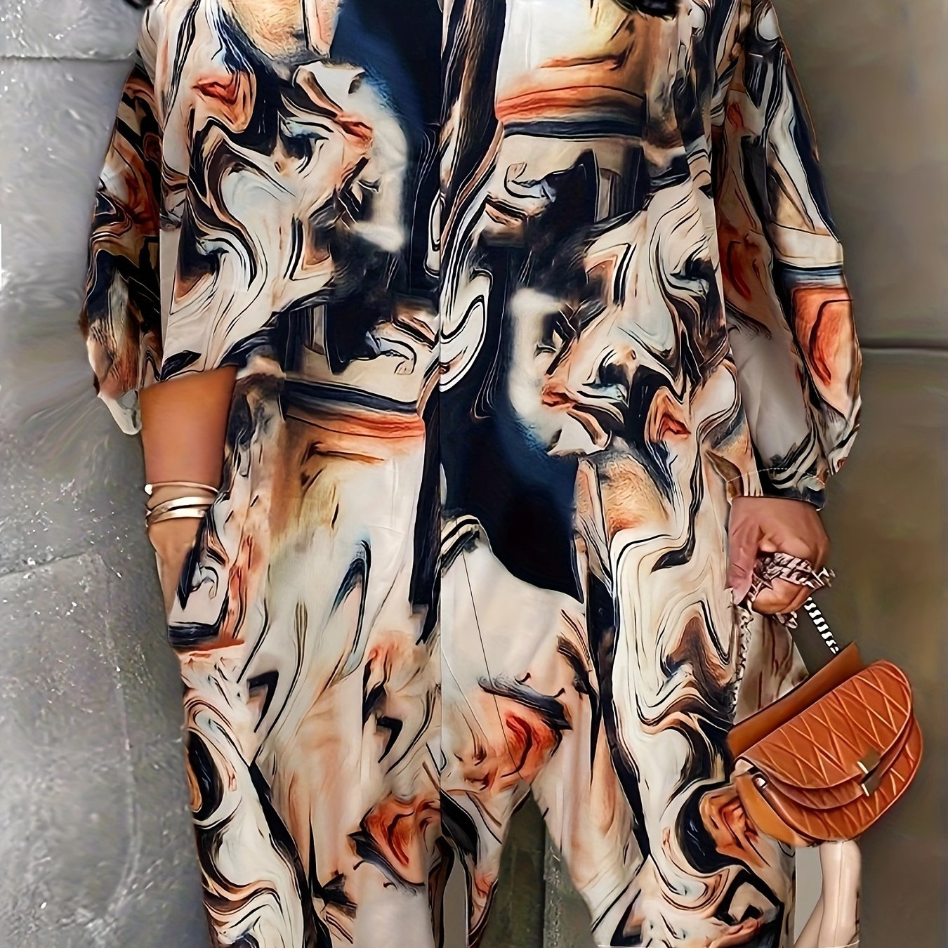 Mono de verano casual para mujer de talla grande con escote en los hombros y estampado abstracto en color beige de poliéster