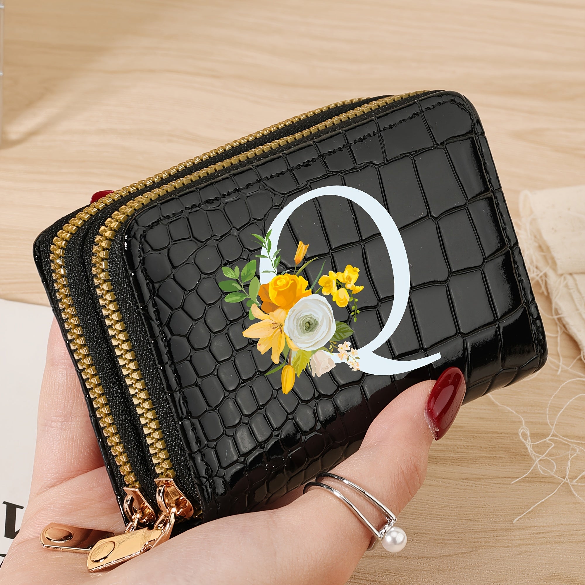 Bir nechta slotlari va zamonaviy fermuari bo'lgan mustahkam kredit karta saqlash sumkasi, maktab, yotoqxona va maktabga qaytish uchun zarur bo'lgan buyumlar uchun.