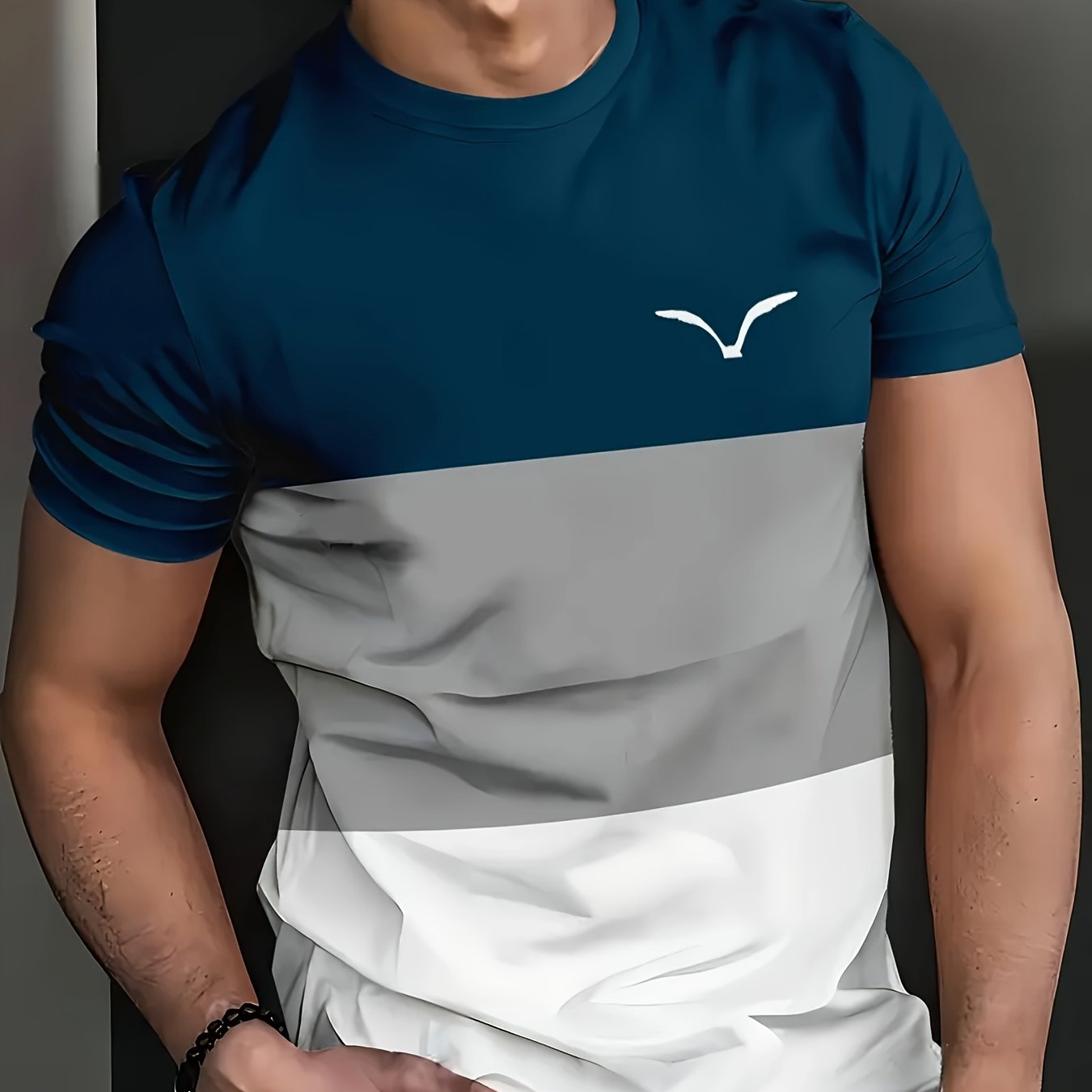 Erkaklar uchun geometrik chiziqli printli krujka yoqasi t-shirt, nafas oladigan polyester to'qima matosidan tayyorlangan, bahor/yoz ko'cha modasi uchun mos.