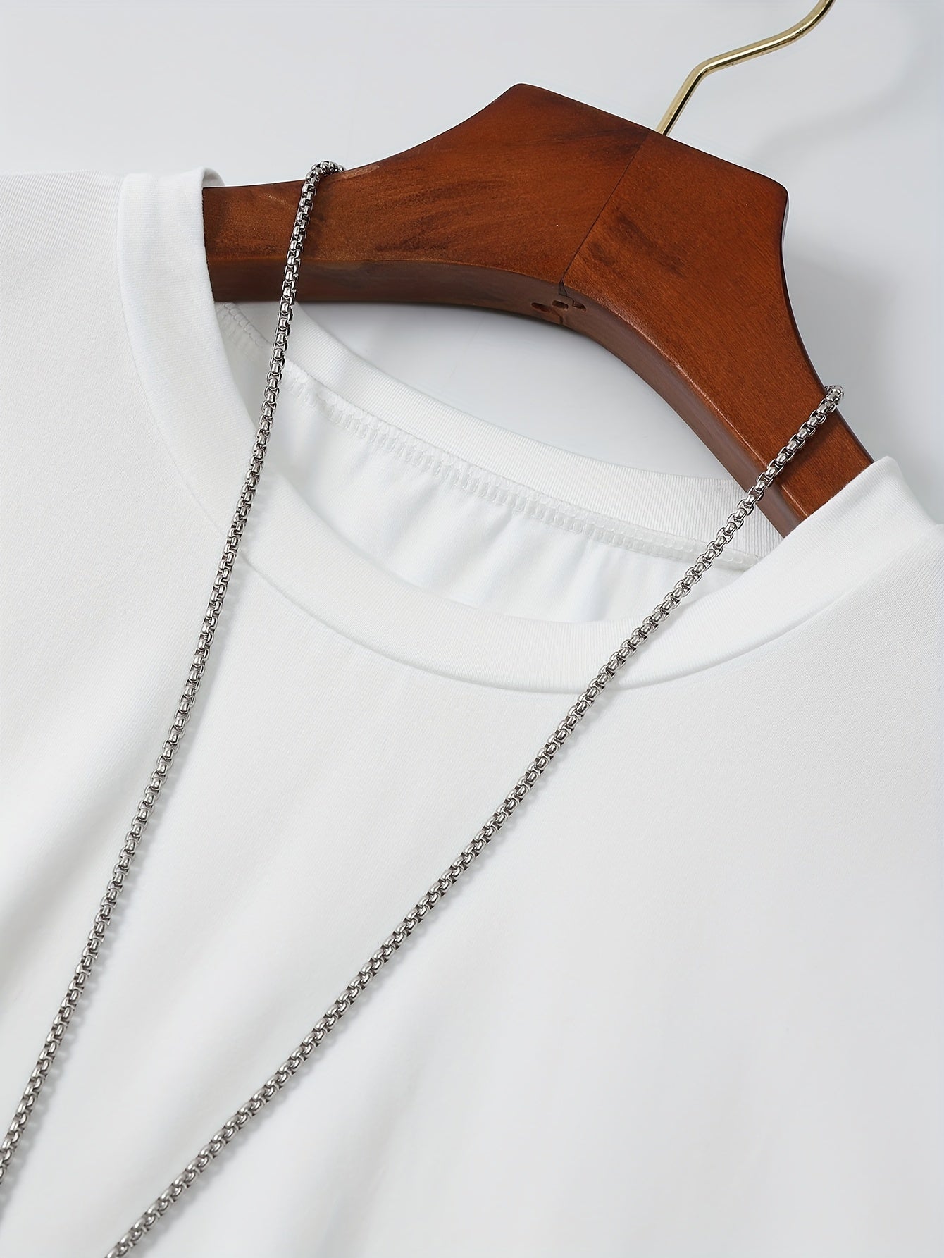 Yoz uchun erkaklar uchun bir rangli T-kofta, tasodifiy ko'cha uslubi