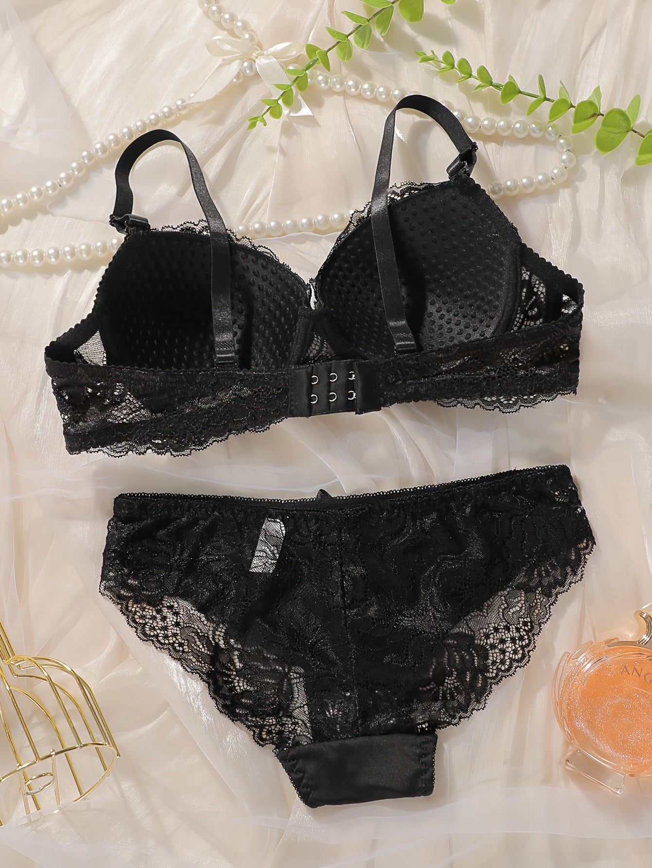 Tarmoq push-up brassu va thong to'plami, simli qo'llab-quvvatlash va naylon aralashmasi - ayollar modasi ichki kiyimlari.