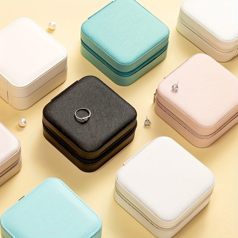 1. Klassik sun'iy charmli zargarlik qutisi, marjon osgichlari, fermuar yopilishi va mato astari bilan. 
2. Tekstural qoplama va sayohat uchun ideal portativ dizayn. 
3. Zargarlik buyumlari uchun ko'p maqsadli saqlash.