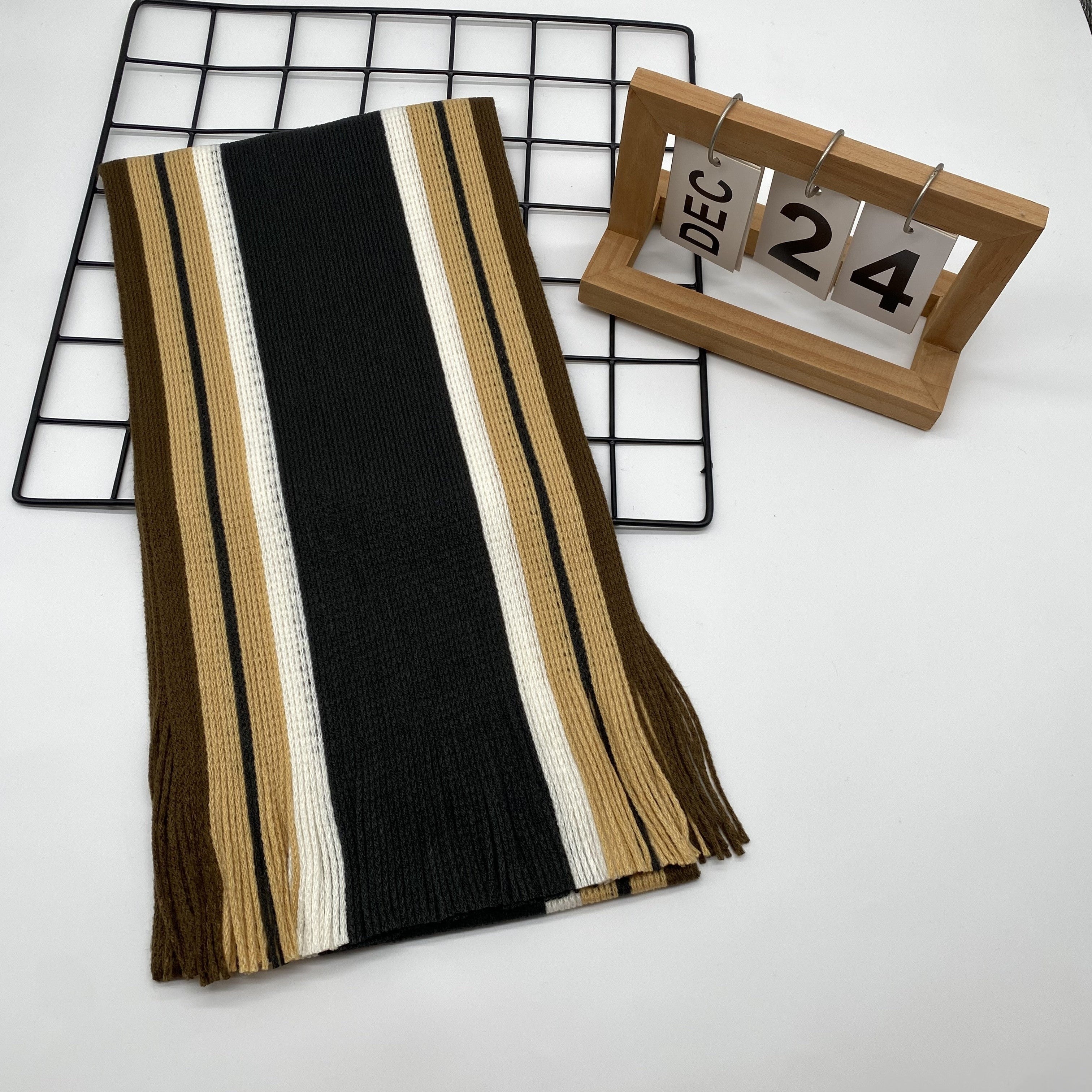 Tashqi trend uchun to'qilgan moda aksessuar - Erkaklar uchun tasma detali bilan rangli blokli chiziqli sharf, iliq akril materialdan tayyorlangan