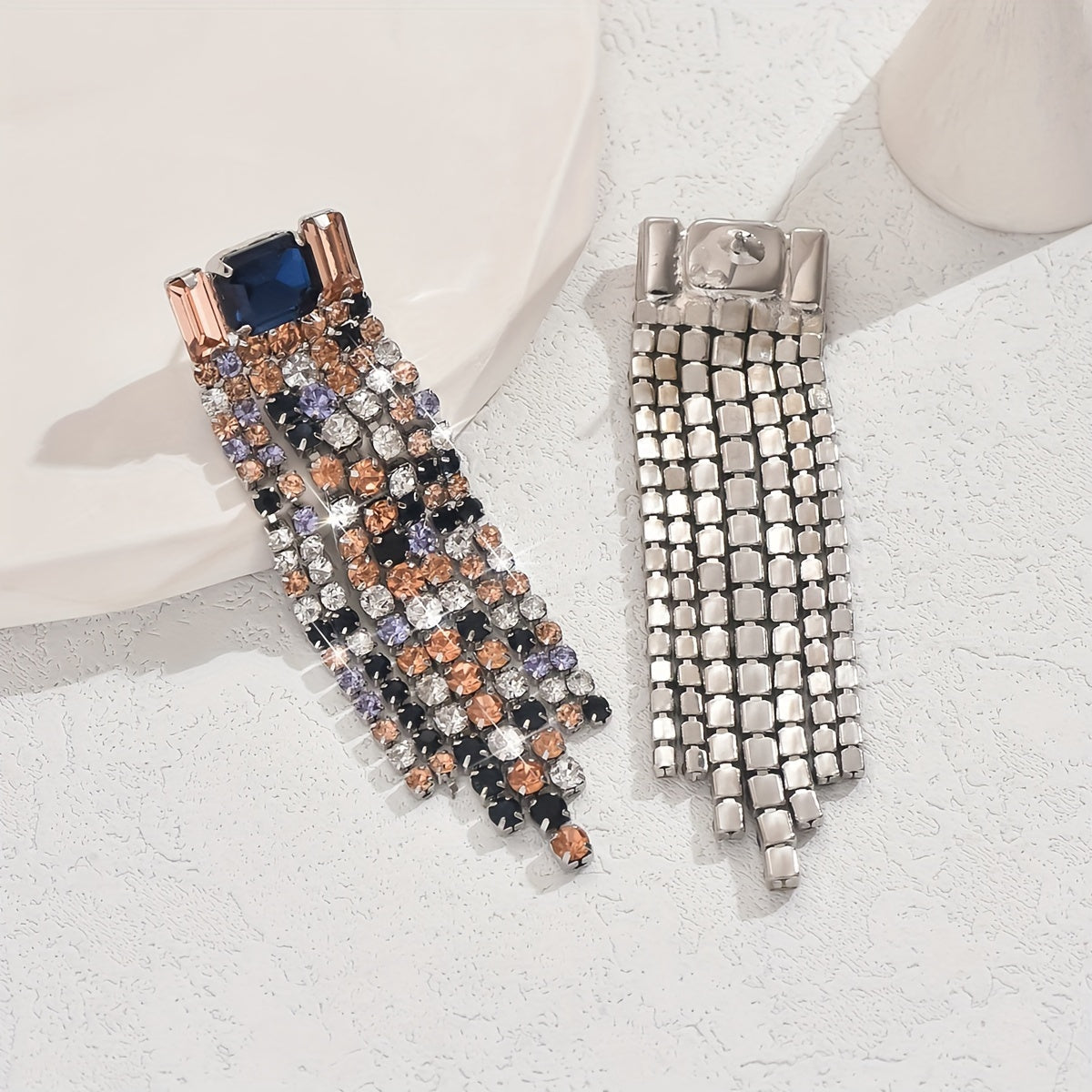 Rangli rhinestone'lar bilan bezatilgan glamurli tassel quloq uzuklari, to'ylar, partiyalar yoki har kuni kiyish uchun ideal