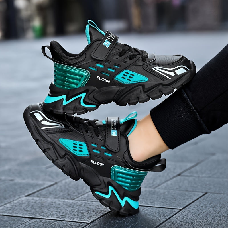 Bolalar uchun ochiq havoda faoliyatlar uchun sirpanmaydigan tagliklarga ega zamonaviy qalin poyabzallar.