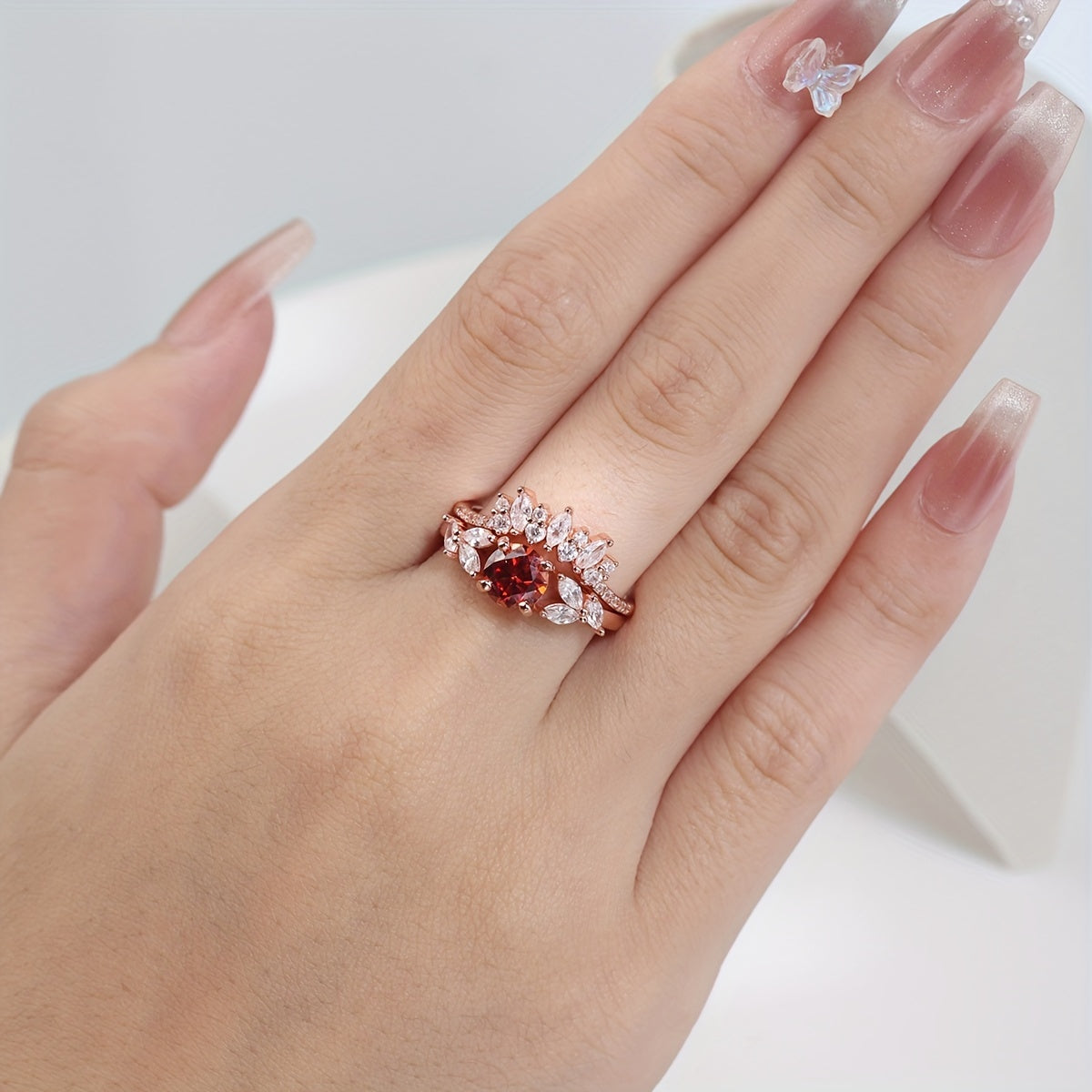 Turli ranglarda, to'y yoki nikoh uchun yuqori sifatli 925 sterling kumush Moissanite stacking va'da uzuklaridan tanlang. Ushbu uzuklar ayollar uchun mukammal sovg'a bo'lib, sertifikat va sovg'a qutisi bilan birga keladi.