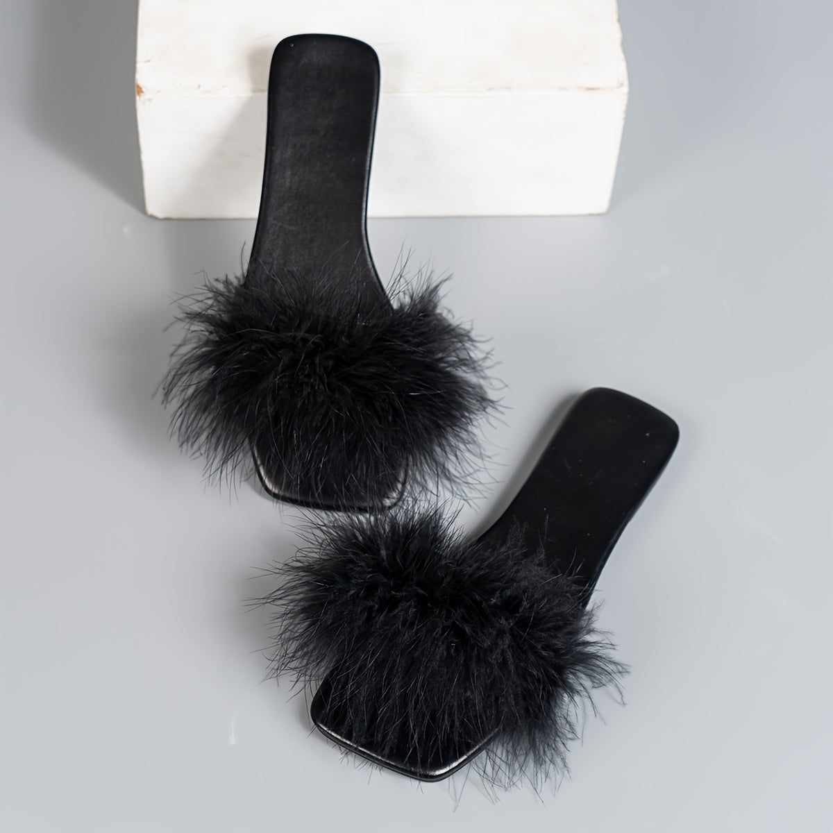 Yoz uchun mukammal, kvadrat ochiq barmoq bilan ayollarning nafis yumshoq toshli tekis oyoq kiyimlari.