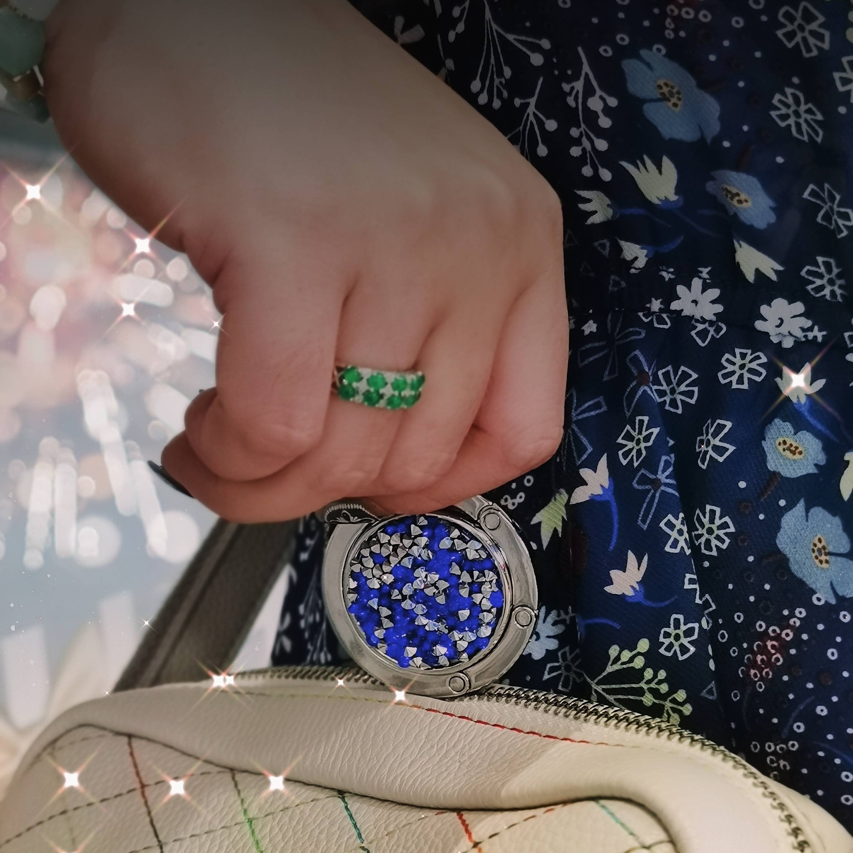 Oq oltin rangli, suv olmosi bilan bezatilgan, harakatda olib yurish uchun mukammal bo'lgan egiluvchan tutqich. Kundalik safarlar, yig'ilishlar, bayramlar va o'ylangan bayram sovg'asi uchun ideal.