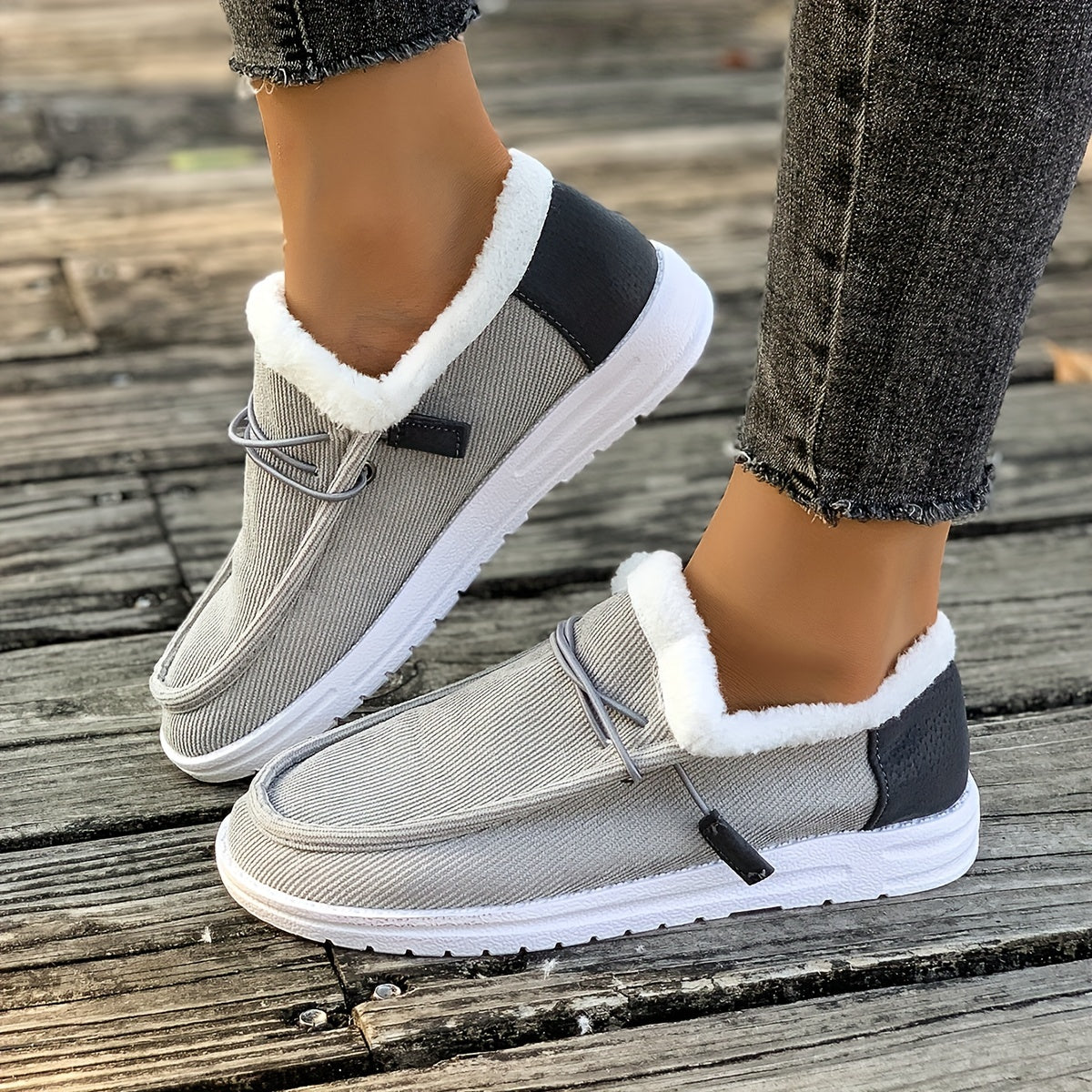 Ayollar uchun bej rangli slip-on mokasinlar, mo'ynali chetlar bilan, kundalik tekis poyabzal