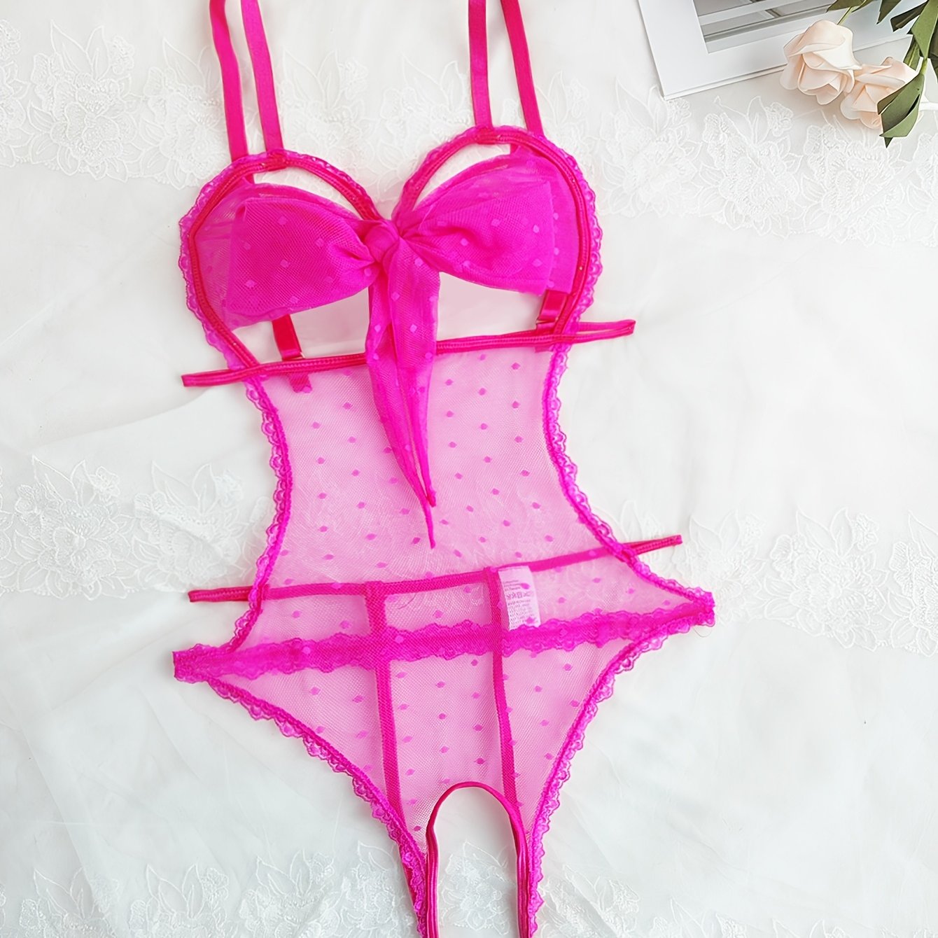 Teshikli, shaffof, old qismida tasma va bog'ich detali bo'lgan dantel patchwork bodysuit.