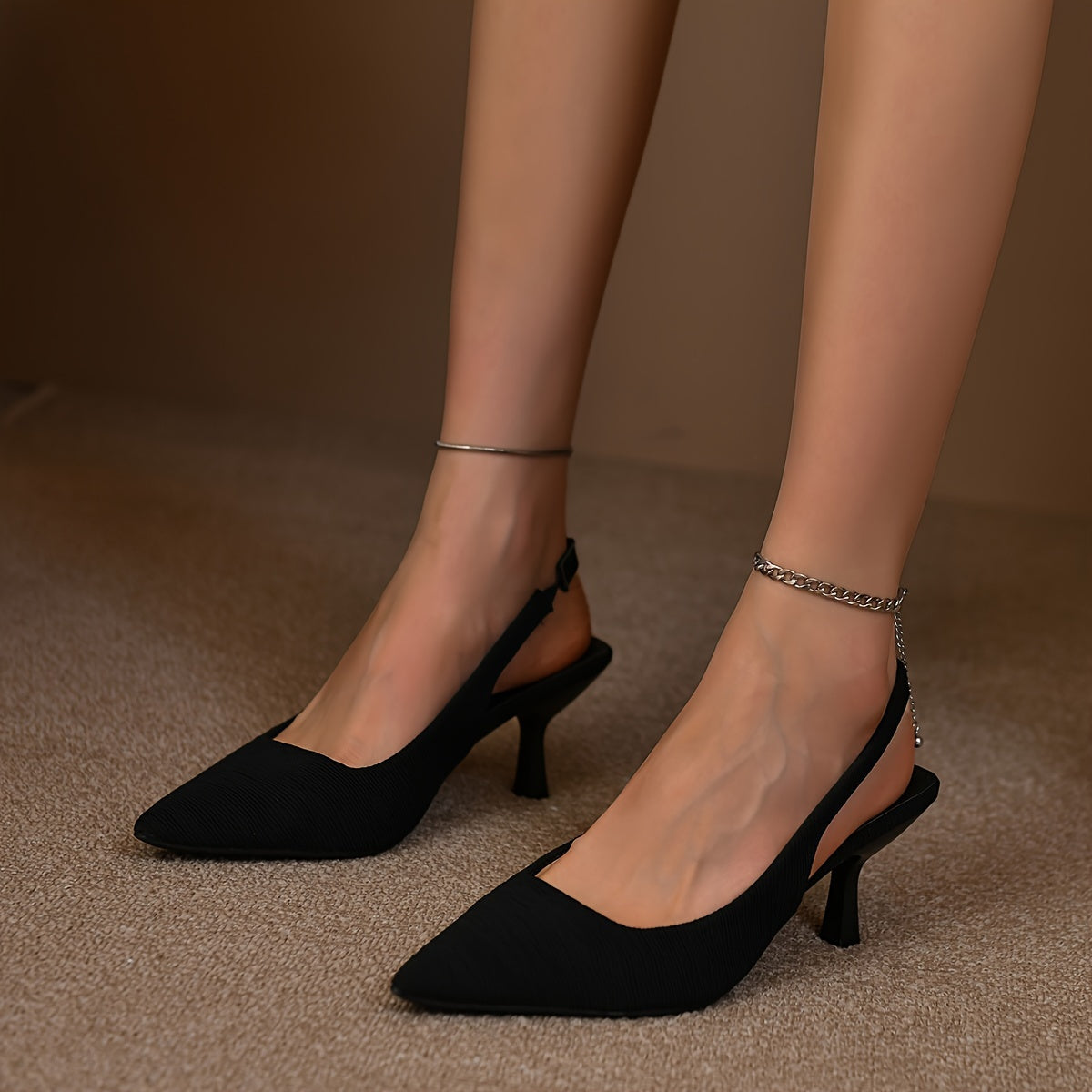 Bir rangli stiletto to'pi, nuqtali barmoq va nafis bilak bog'ichi bilan.