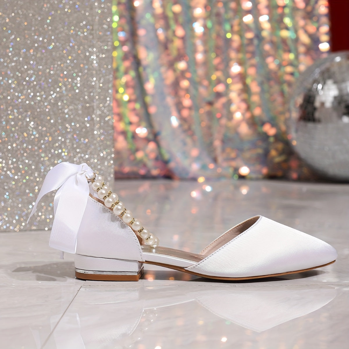 Ayollar uchun oq satindan tikilgan to'y poyafzali, nuqtali barmoqli, pastki tagli, kamon bilan