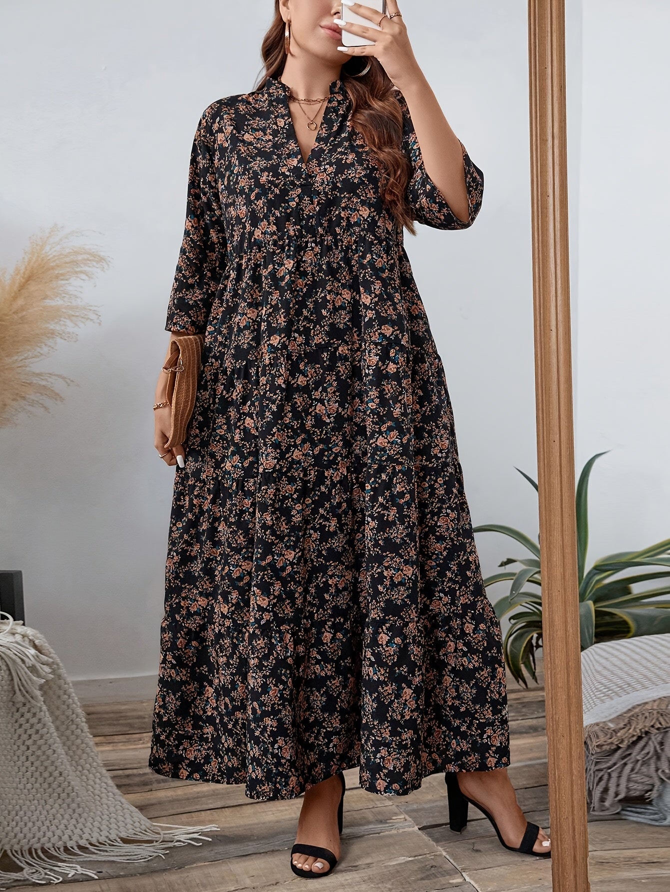 Zarif gullar printi bilan V-yuzi midi ko'ylak, peplum pastki qismi bilan, cho'zilmaydigan polyester matodan tayyorlangan. Har mavsumda foydalanish mumkin bo'lgan ko'p funksiyali uslub.