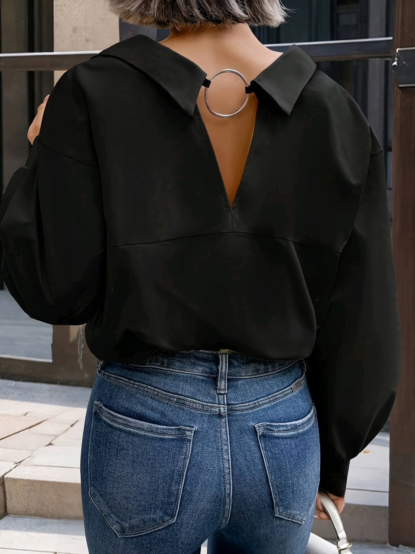 Ayollar uchun uslubiy plussayz V-yuzi bluzka, bir rangli polyesterdan, mashinada yuvish mumkin.