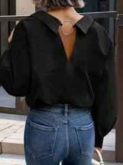 Ayollar uchun uslubiy plussayz V-yuzi bluzka, bir rangli polyesterdan, mashinada yuvish mumkin.