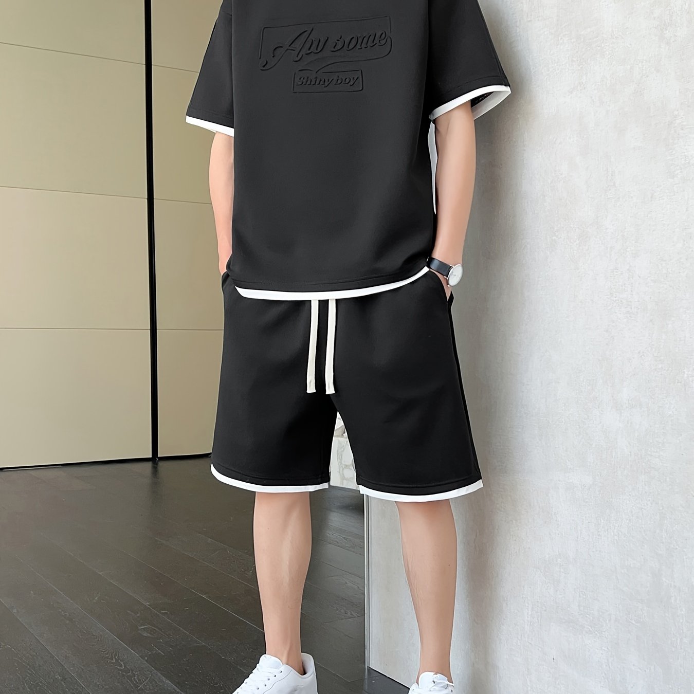 Yengil kulrang "DREAMS" printli erkaklar tasodifiy sport kiyim to'plami. 100% polyesterdan tayyorlangan, mashinada yuvish mumkin. Yozgi kiyim uchun mukammal.