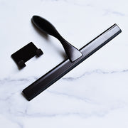 Qora zanglamaydigan po'latdan yasalgan dush qopqog'i, kvadrat tutqichlar bilan, shisha eshiklar va plitkalar uchun