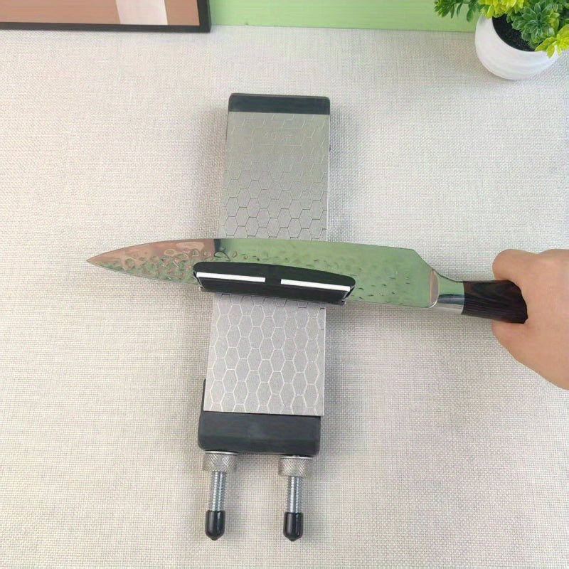 Aniq kesish uchun qattiq burchak tutgichi va asal honeycomb qirqish yuzasi bilan mustahkam pichoq silliqlash qurilmasi.