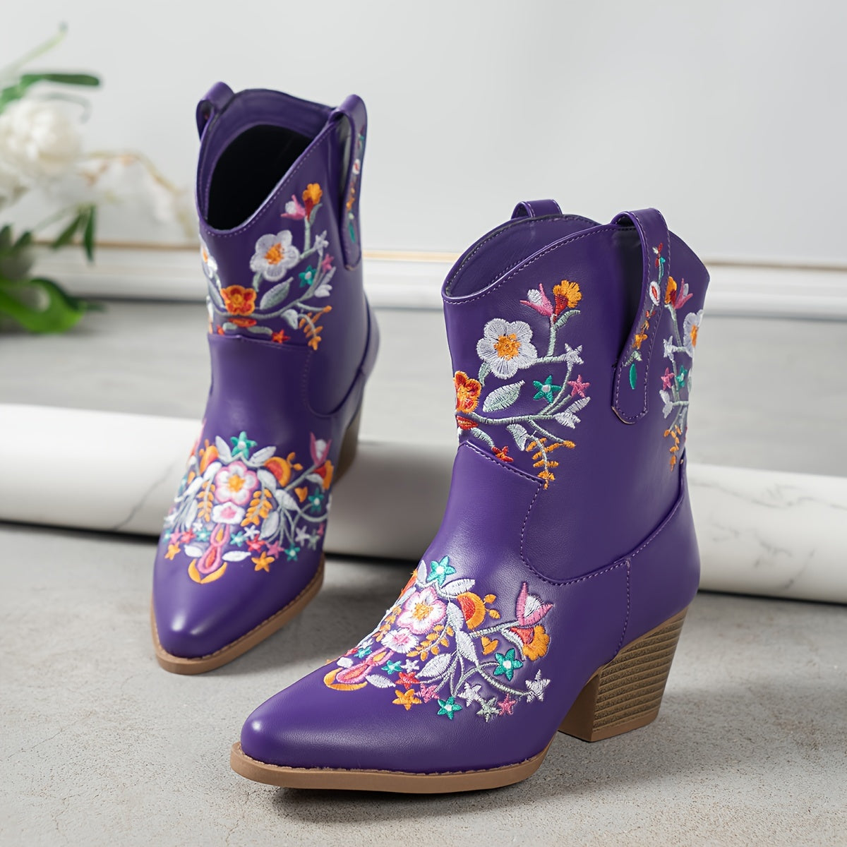 Женские цветочные вышитые искусственные сапоги до бедра с фиолетовым массивным каблуком