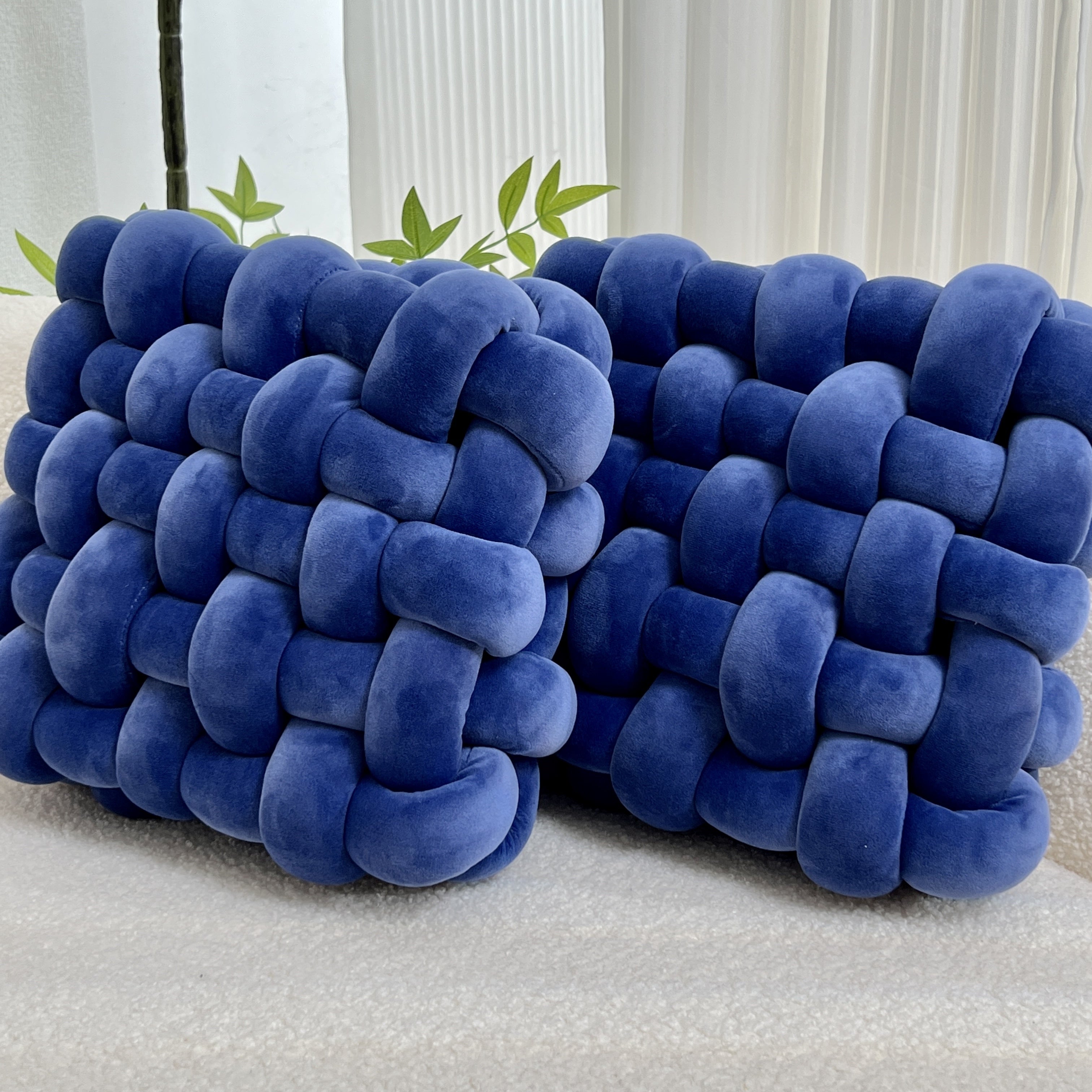 Мягкая подушка в виде узла, идеальна для домашнего декора в гостиных, спальнях и офисах.