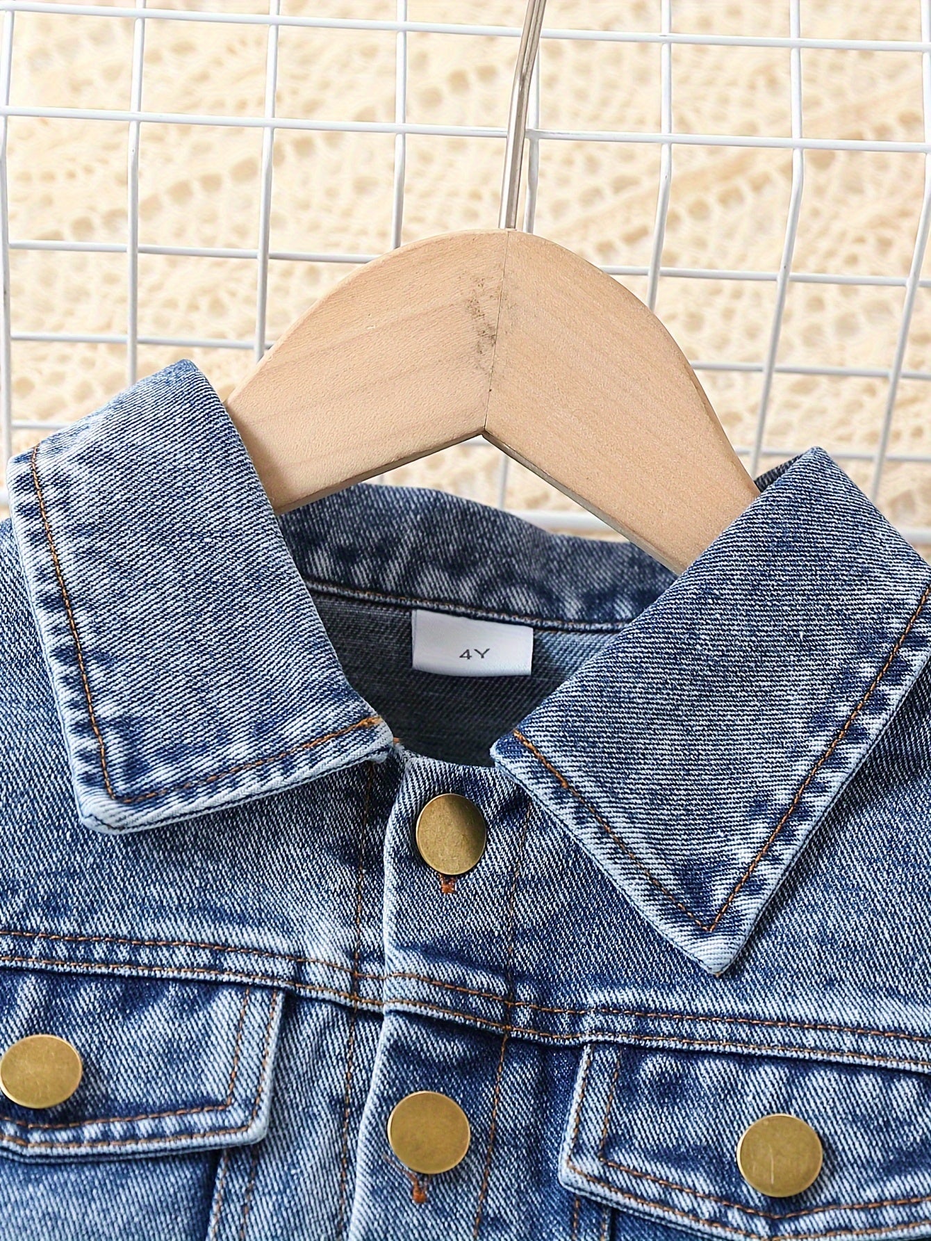 Chic Girls' 3-qismli denim to'plami, oq kamizol, ruffle tafsilotlari bilan denim jilet va pliseli yubka. Mashinada yuvish mumkin, bahor/kovak uchun ideal.