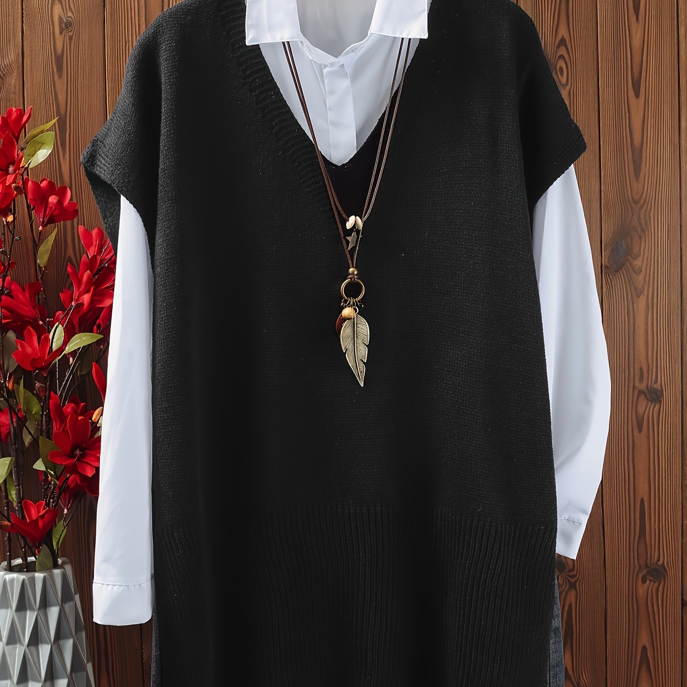 Katta o'lchamdagi ayollar uchun yirtqichlari bo'lgan bir rangli V-yuqori pullover.