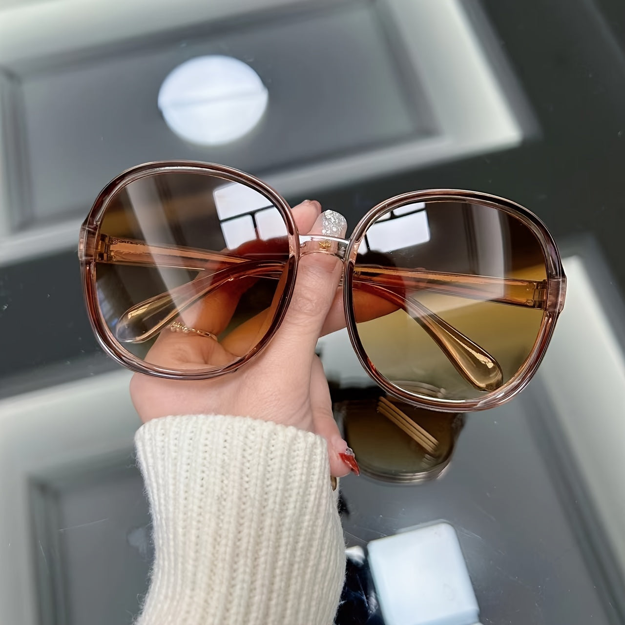Women's Oversized Circular Sunglasses with Mirrored Lenses and Gradient Plastic Frames