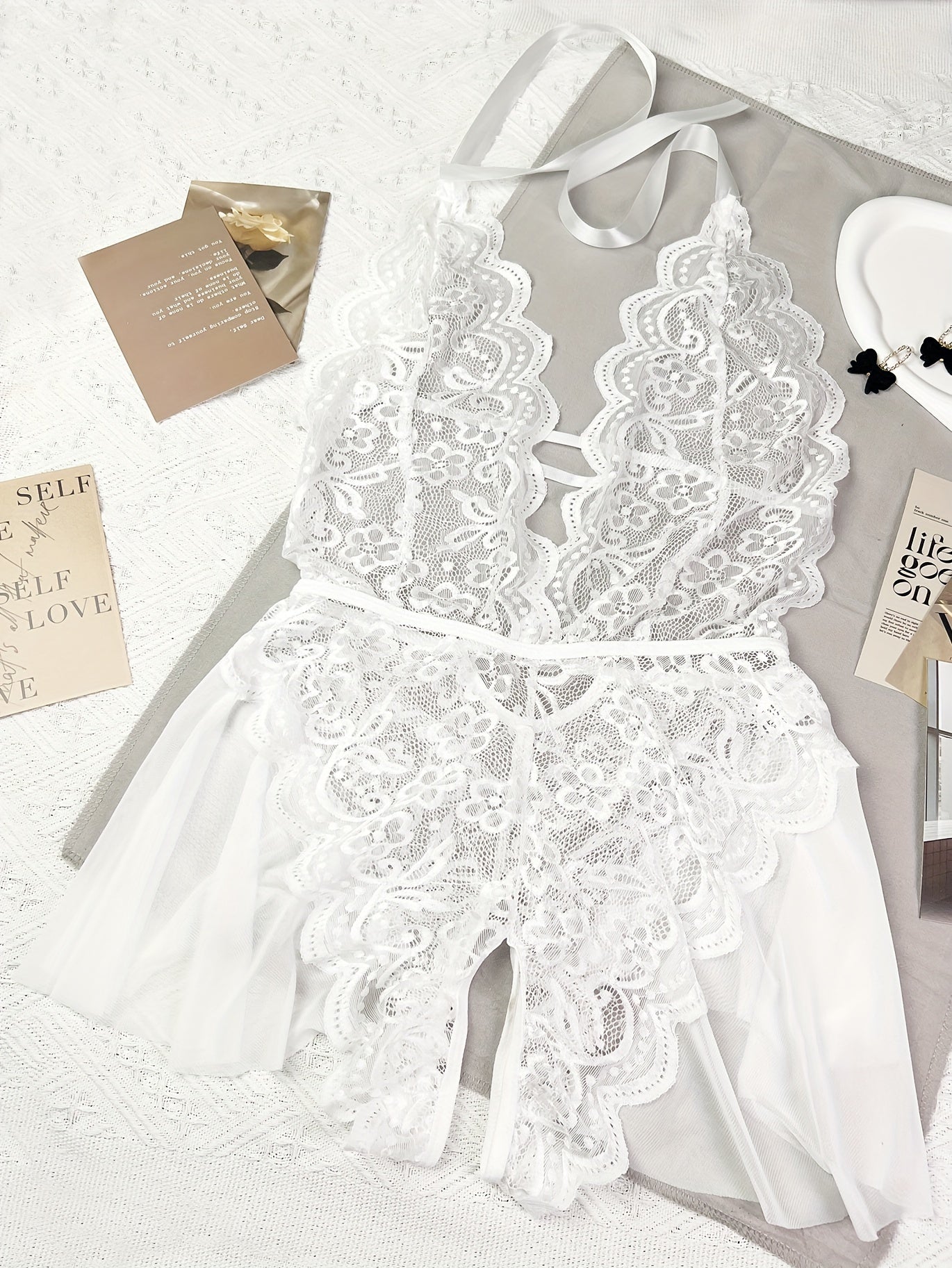 Zarif dantel halter teddy, qirrali bodysuit va murakkab dantel tafsilotlari bilan, yarim shaffof, cho'ziluvchan polyester va spandeks aralashmasidan tayyorlangan. Romantik kechalar uchun mukammal va mashinada yuvish oson.