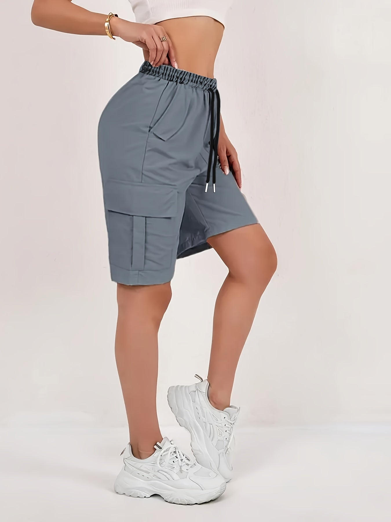 Pantalones cortos cargo de talla grande para mujer de tiro alto con múltiples bolsillos en gris claro