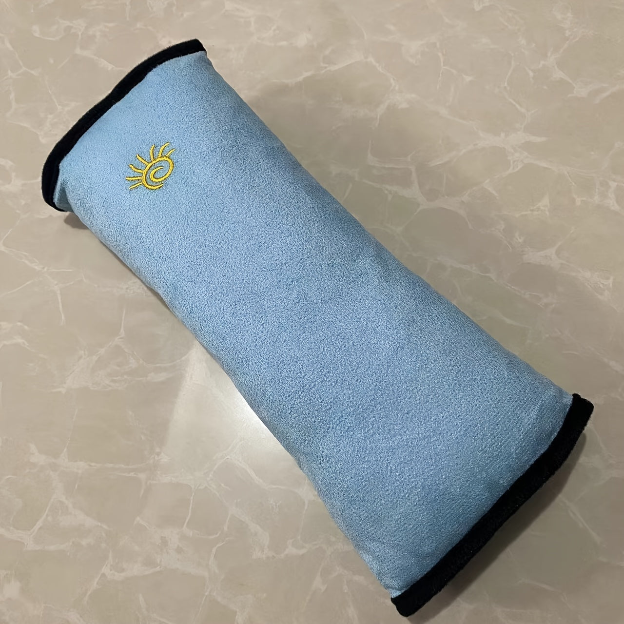 Avtomobil o'rindig'i xavfsizlik kamarining yelka qismi uchun mo'ljallangan yumshoq yostiq bilan qoplam