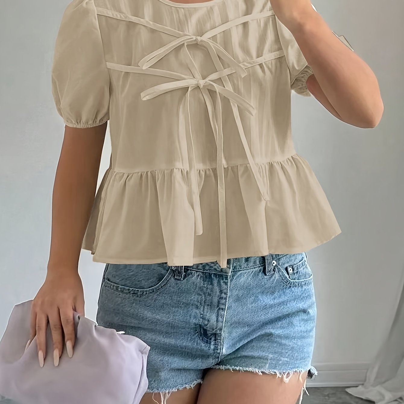 Kattalar uchun qisqa qoʻl, puffli koʻylak, toʻqilgan polyester bilan bezatilgan va old tomonida bogʻich bilan bezatilgan, zamonaviy yozgi uslub uchun.