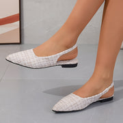 Kundalik kiyish uchun nozik burunli va past tovonli slingback sandallar.