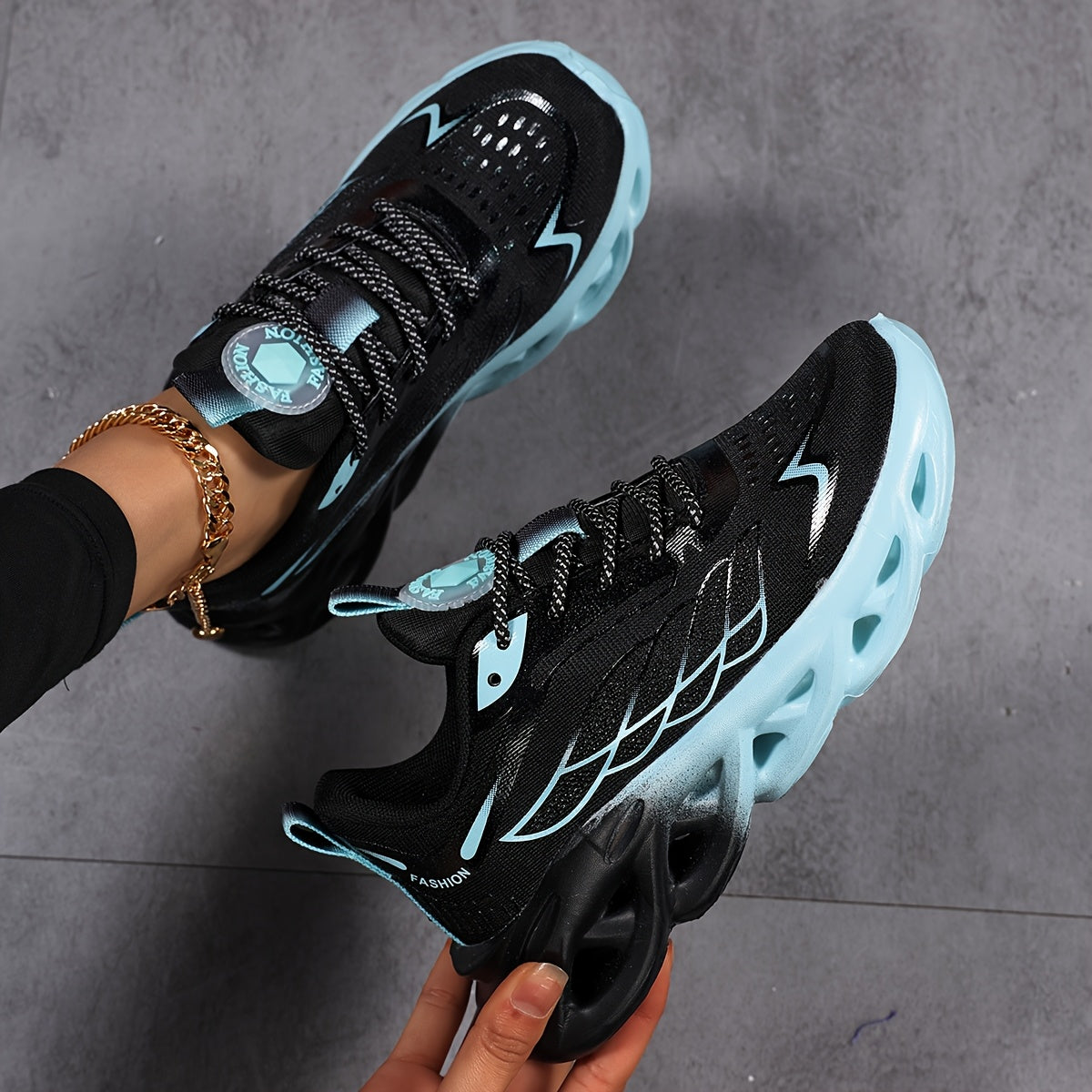 Women's Breathable Mesh Running Shoes Lightweight Low-Top Sneakers Black and White