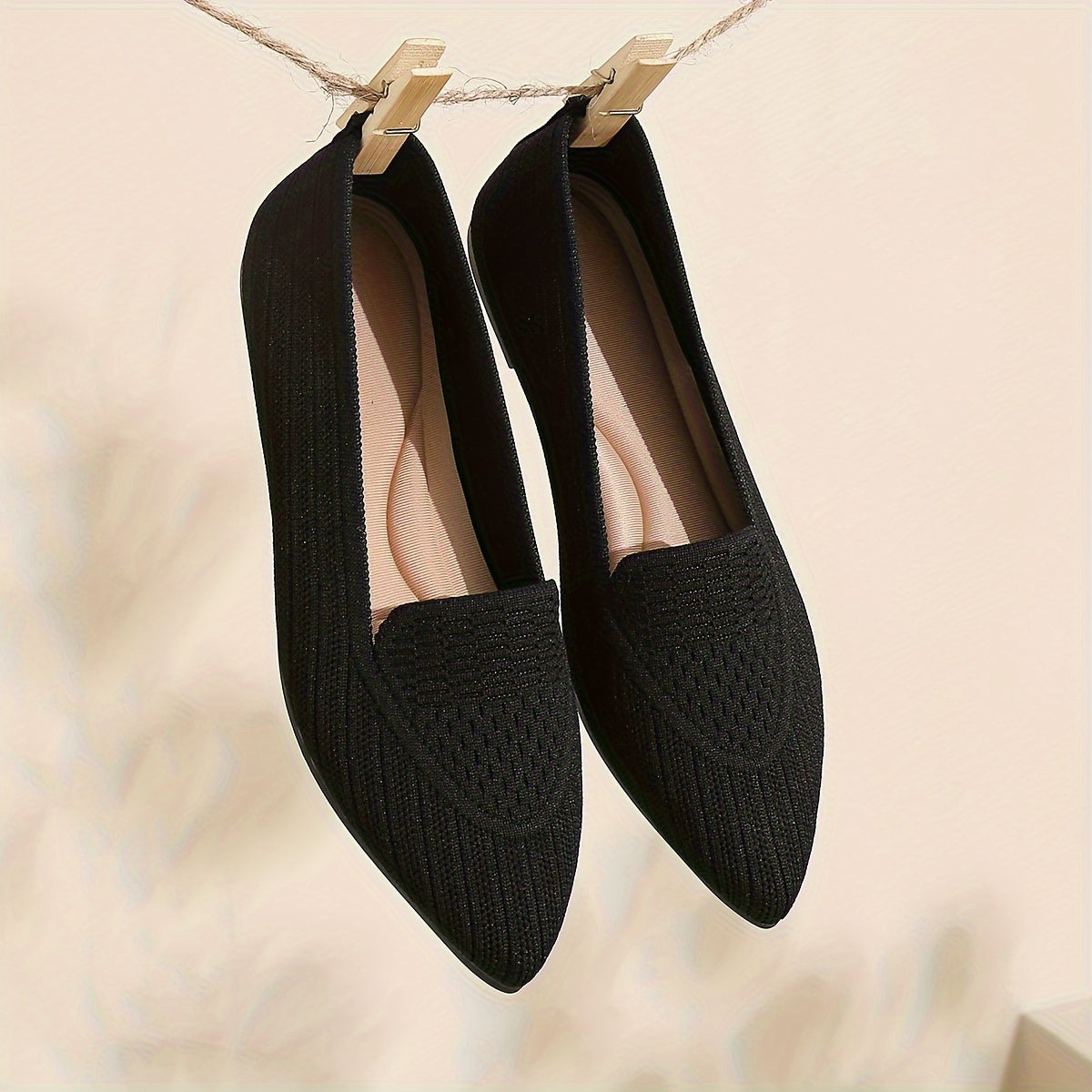 Ayollar uchun mustahkam ranglarda yumshoq, engil to'qilgan tekis poyabzal, nuqtali barmoq va havo o'tkazuvchi dizayn bilan.