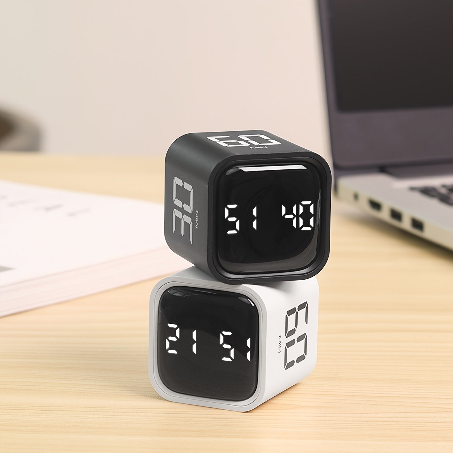 Temporizador de escritorio de plástico blanco con carga USB, control manual y por gravedad