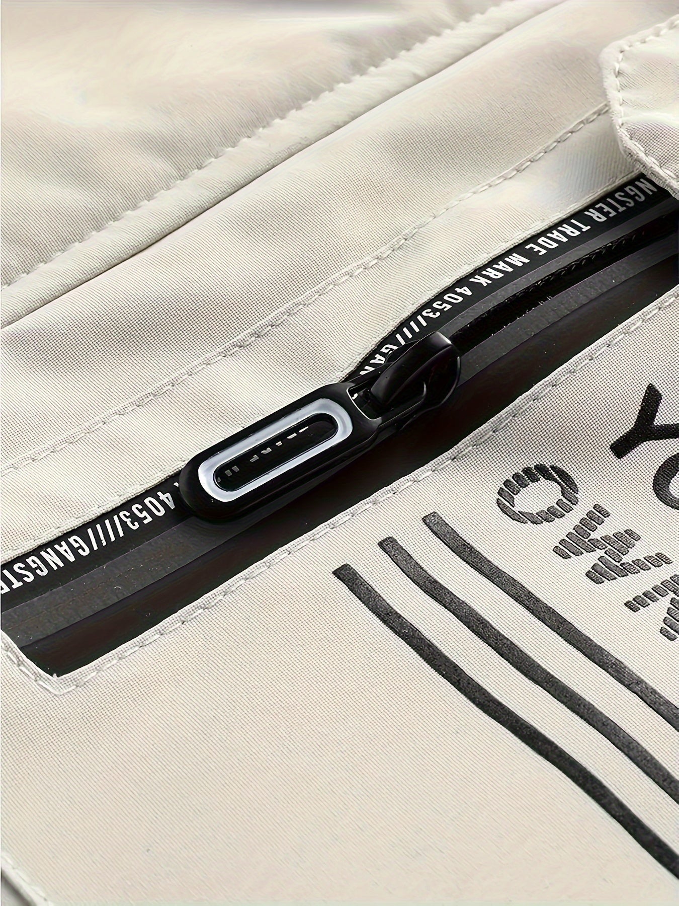 Yoz va kuzda ochiq havoda faoliyatlar uchun bir nechta cho'ntaklari bo'lgan kapuchonli yumshoq qoplama kurtka.