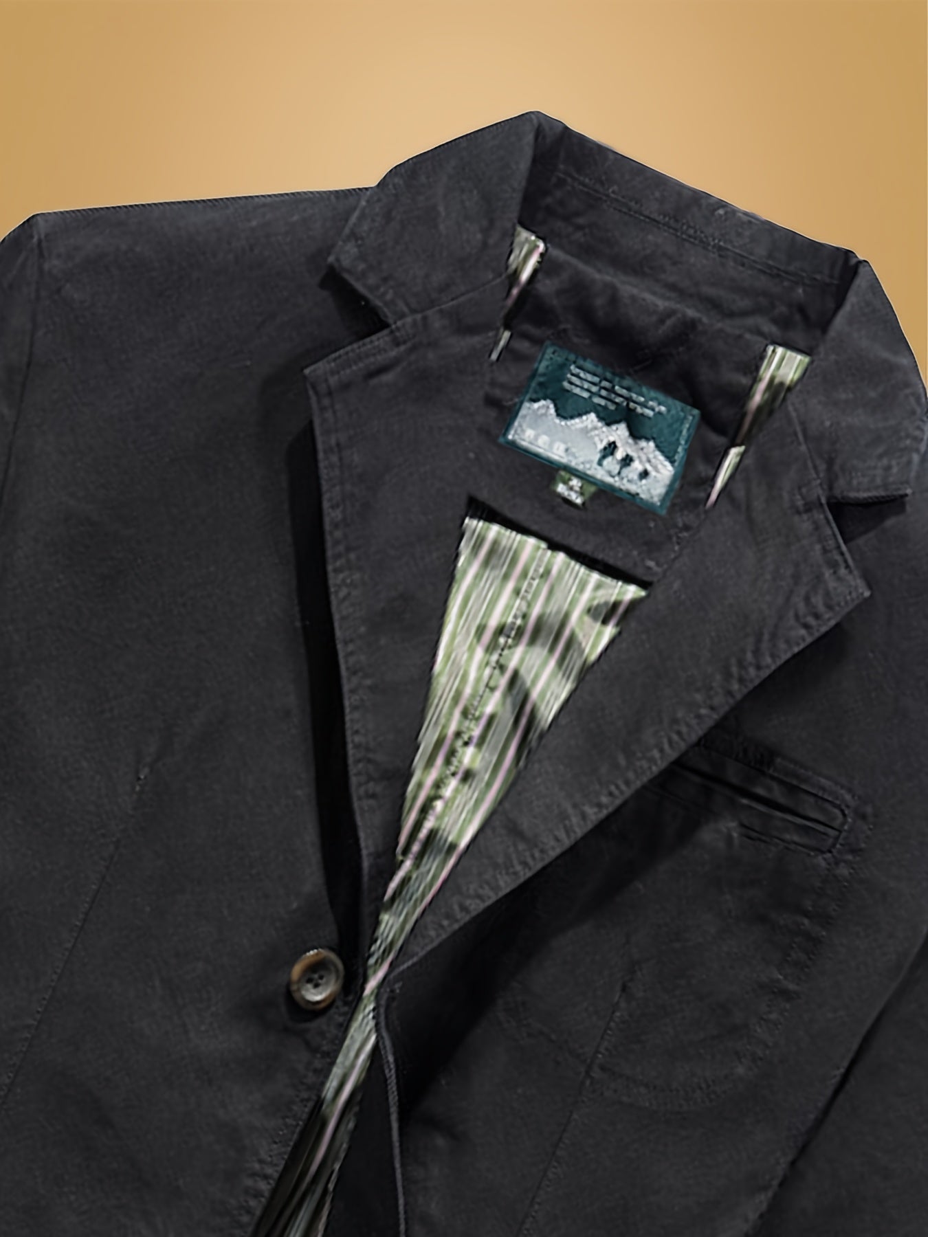 Erkaklar uchun tasodifiy paxta jakketi, yetuk uslubda, bir rangda, bitta tugmachali dizayn, notchli yaka, qo'ltiq ventilyatsiyasi, tugmachali yopish, cho'ntaklar va oddiy moslik.