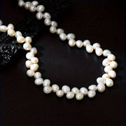 Onalar kuni uchun yangi uslubdagi nafis kichik shirin suv marvaridlaridan iborat zanjir, barokko, noaniq shaklda. Ushbu yengil hashamatli kalviks zanjiri 8 mm tabiiy, shirin suv marvaridlaridan 80 dona bilan kichik va nafis ko'rinishni taqdim etadi.