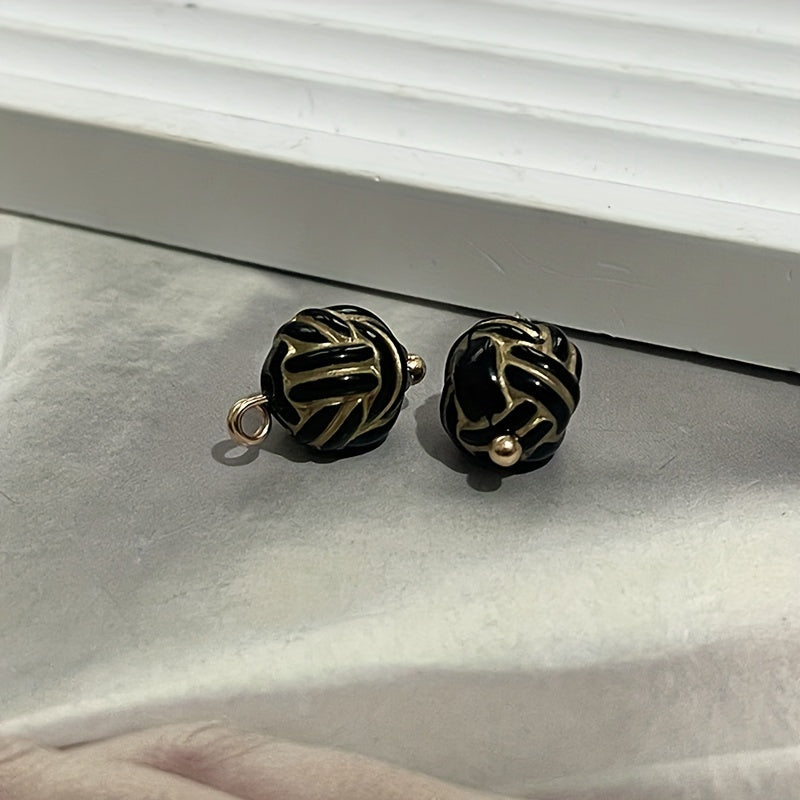 Zargarlik uchun oltin detallari bilan 12 ta vintage uslubidagi dumaloq plastmassa tugmachalar to'plami