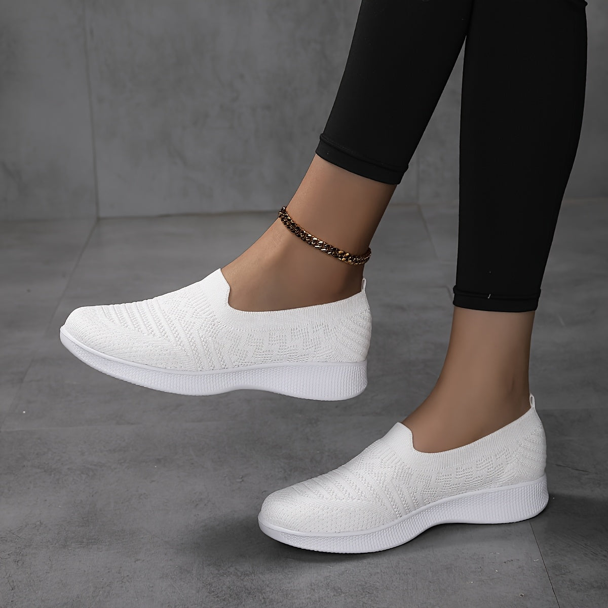 Ayollar uchun nafas oladigan slip-on krossovkalar, engil oq, kundalik yozgi yurish poyabzali
