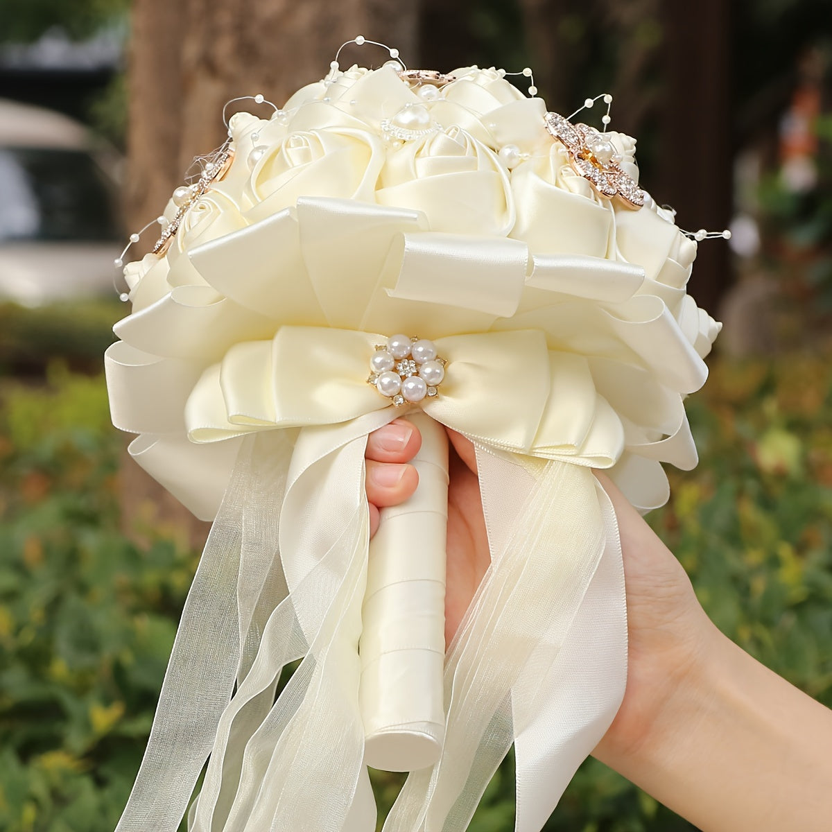 Sun'iy to'y gullari buketi, rhinestone brosh va marjonlar bilan