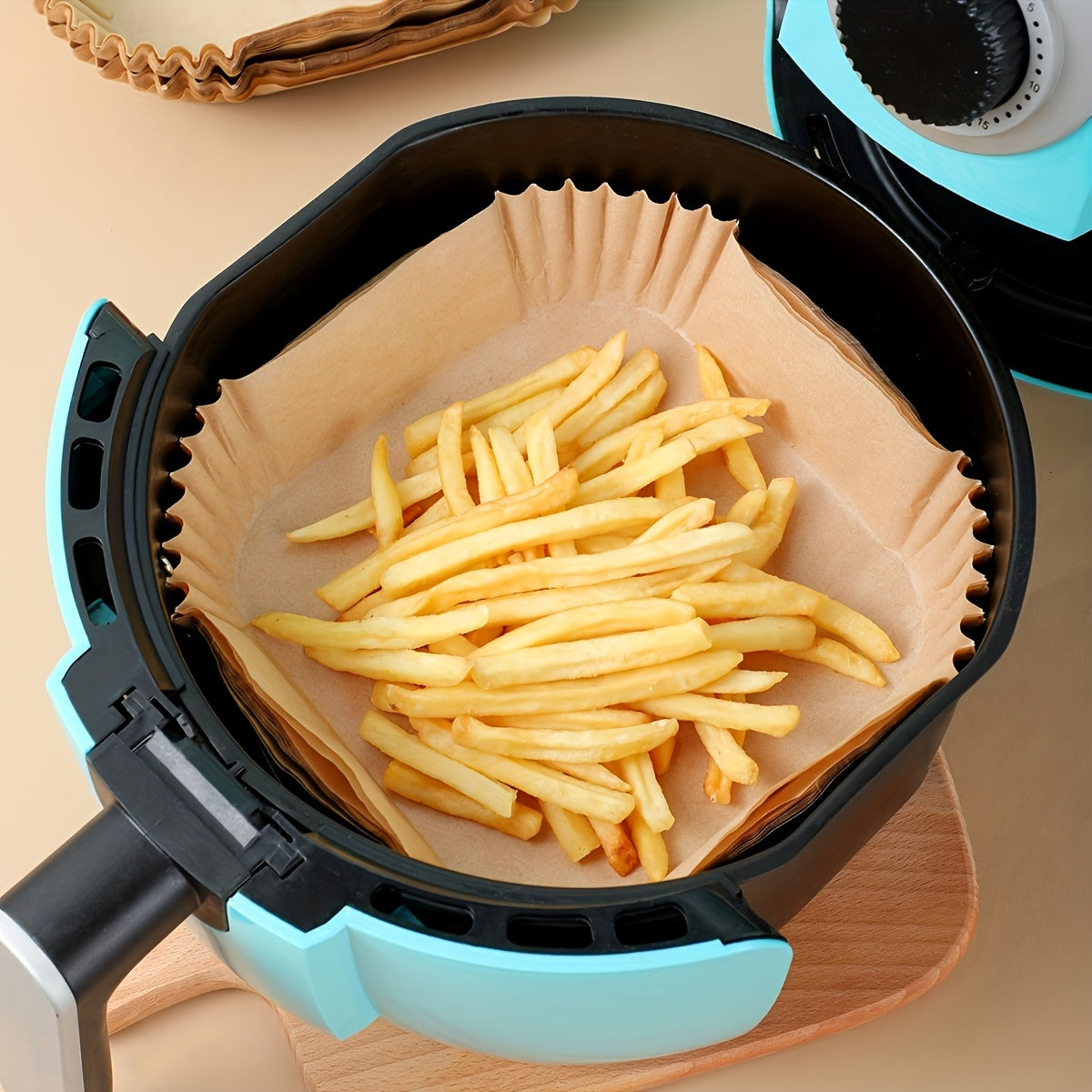 Havo fritözlari uchun bir martalik parcha qog'oz qoplamalari, kvadrat shaklida, yog' va suvga chidamli, yopishmaydigan savatlar uchun mo'ljallangan.