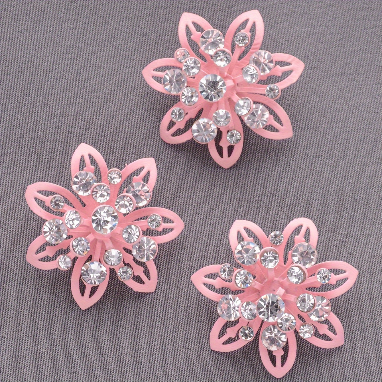 Kiyimlar va kostyumlar uchun 3 ta rang-barang gul bezakli rhinestone tugmachalar to'plami