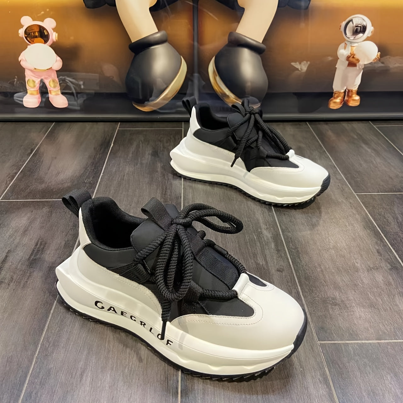 Erkaklar uchun zamonaviy ipli platforma krossovkalari rangli blok dizayni bilan - tasodifiy yurish uchun qulay va nafas oladigan.