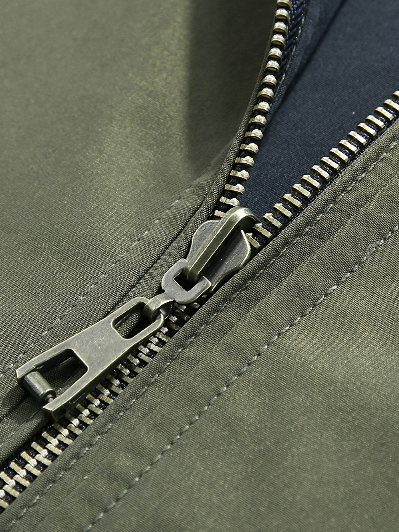 Erkaklar uchun shamol o'tkazmaydigan sport kurtkasi, fermuarlik cho'ntaklar va ribbed manjetlar bilan, kundalik kiyish uchun