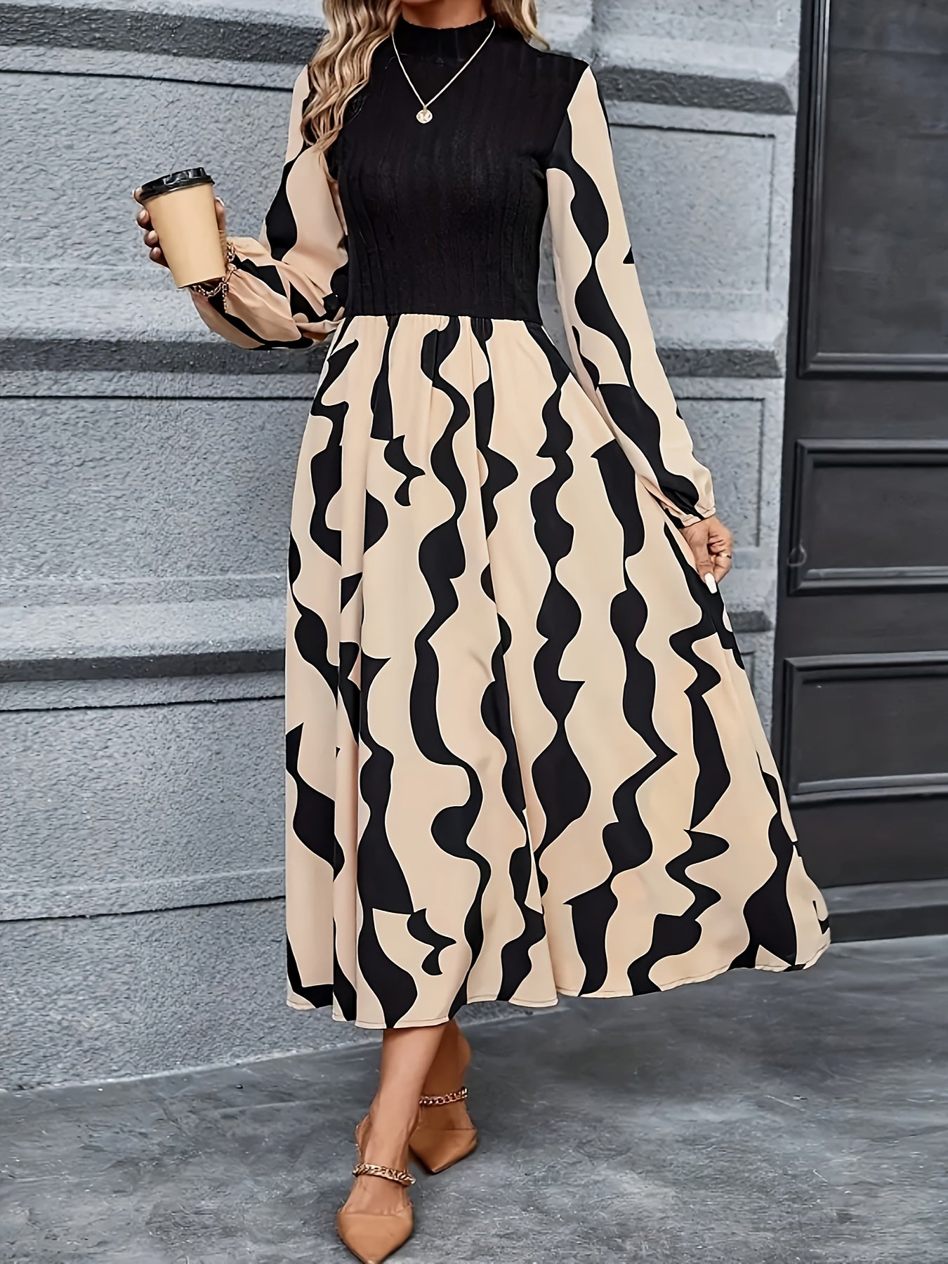 Ayollar uchun ribbed bosma A-line ko'ylak, kontrast rang tafsilotlari bilan, dumaloq bo'yin, kattalar uchun ta'til uslubi, Kuz/Qish kolleksiyasidan.